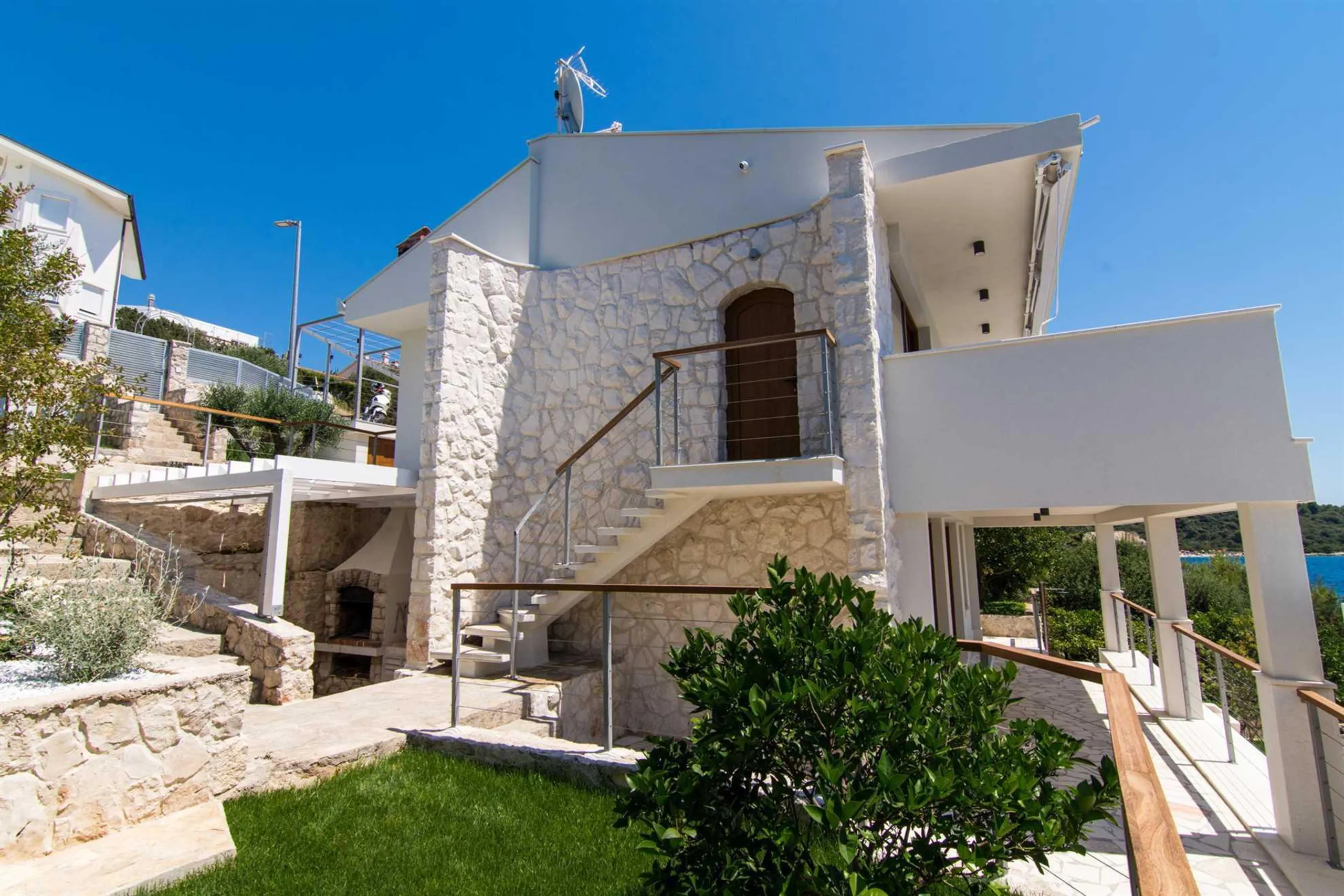 Serene Beachfront 4-Bedroom Villa on Ciovo Island with Private Pool and Ocean Views — photograph 12