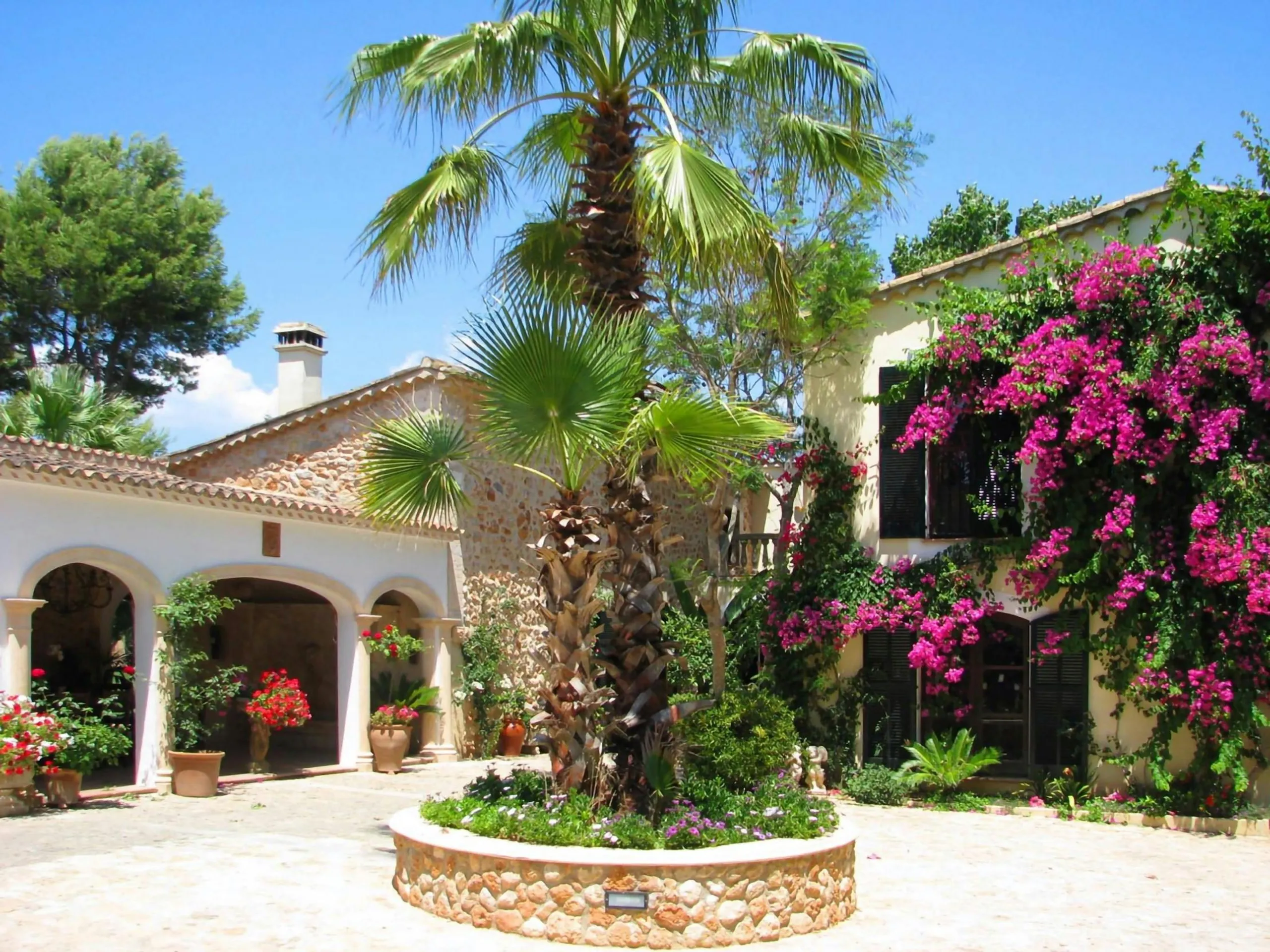 Flawless Spanish Villa with Private Pool and Garden Grounds — photograph 12