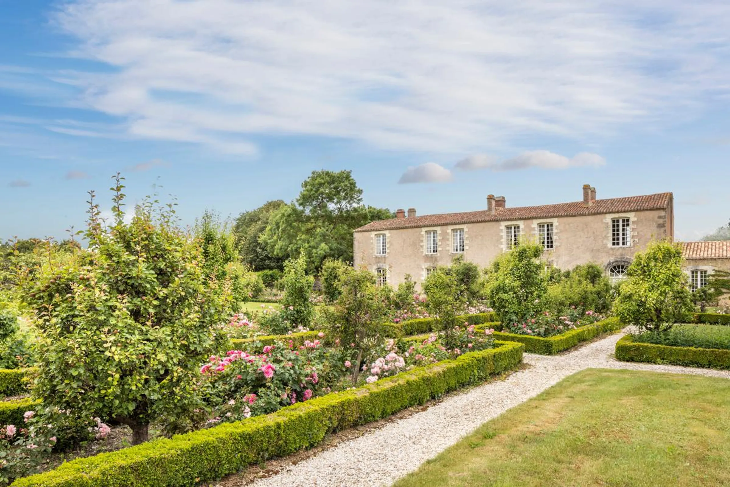 Sensational 18th Century Villa with Private Pool, Garden and Glorious Parkland — photograph 5