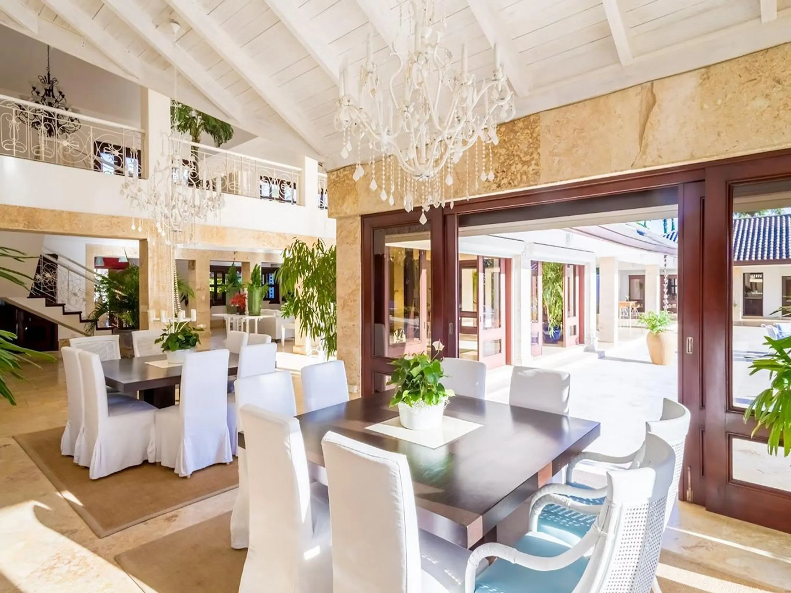 Prestigious Paradise Estate with Private Pool and Hot Tub — photograph 10