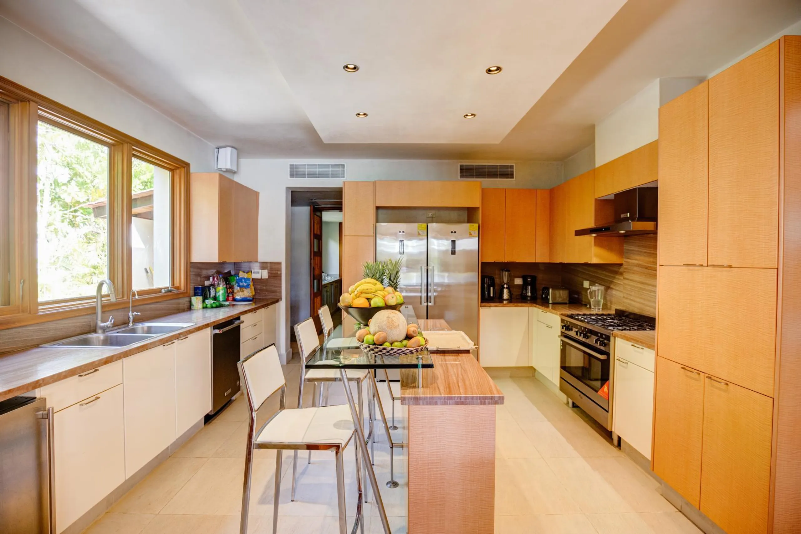 Alluring Four Bedroom Tropical Designed Villa with Private Pool and Greenery — photograph 8