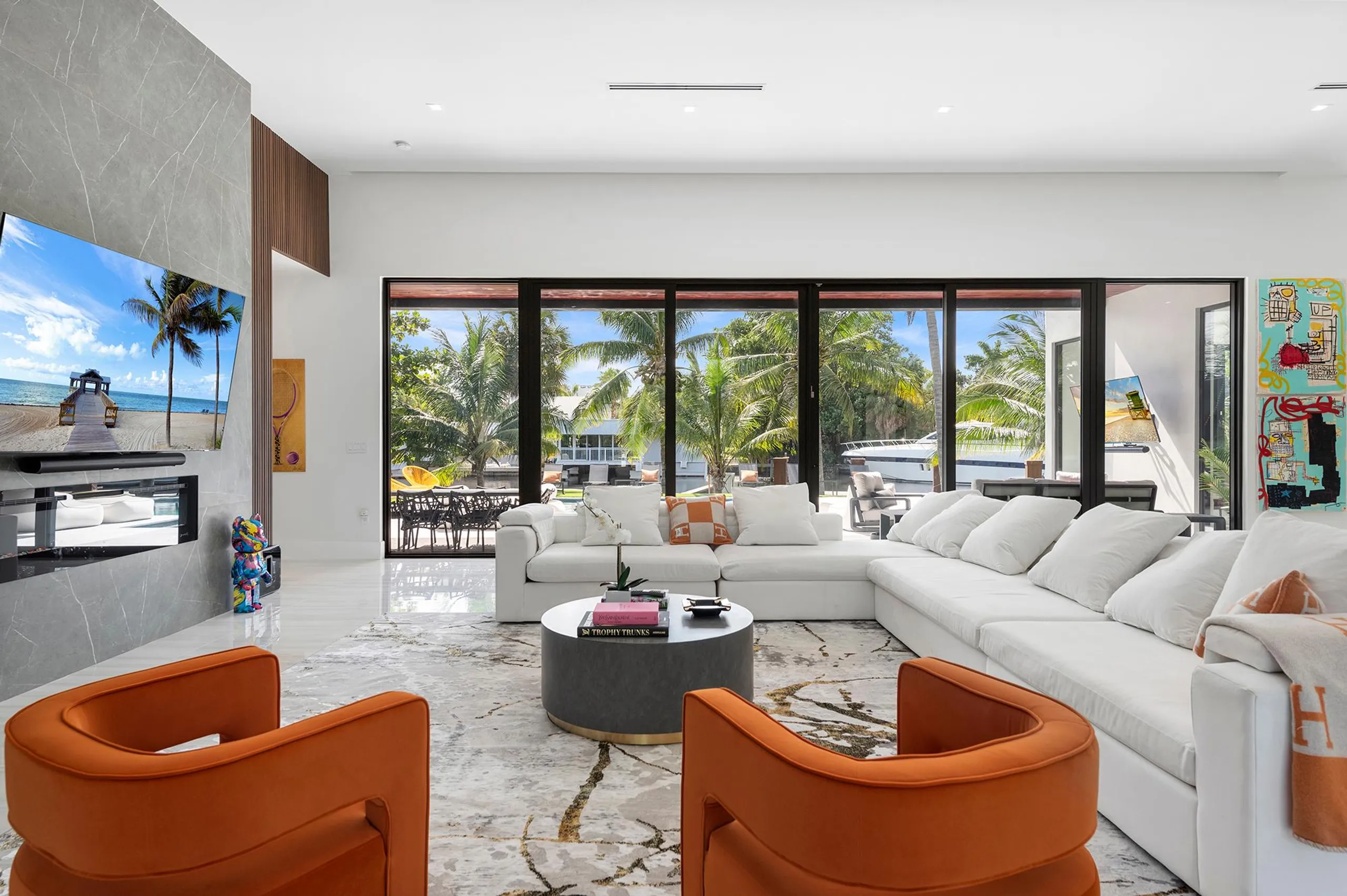 Stylish Modern Miami Resort Estate with Private Pool and Boat Dock — photograph 11