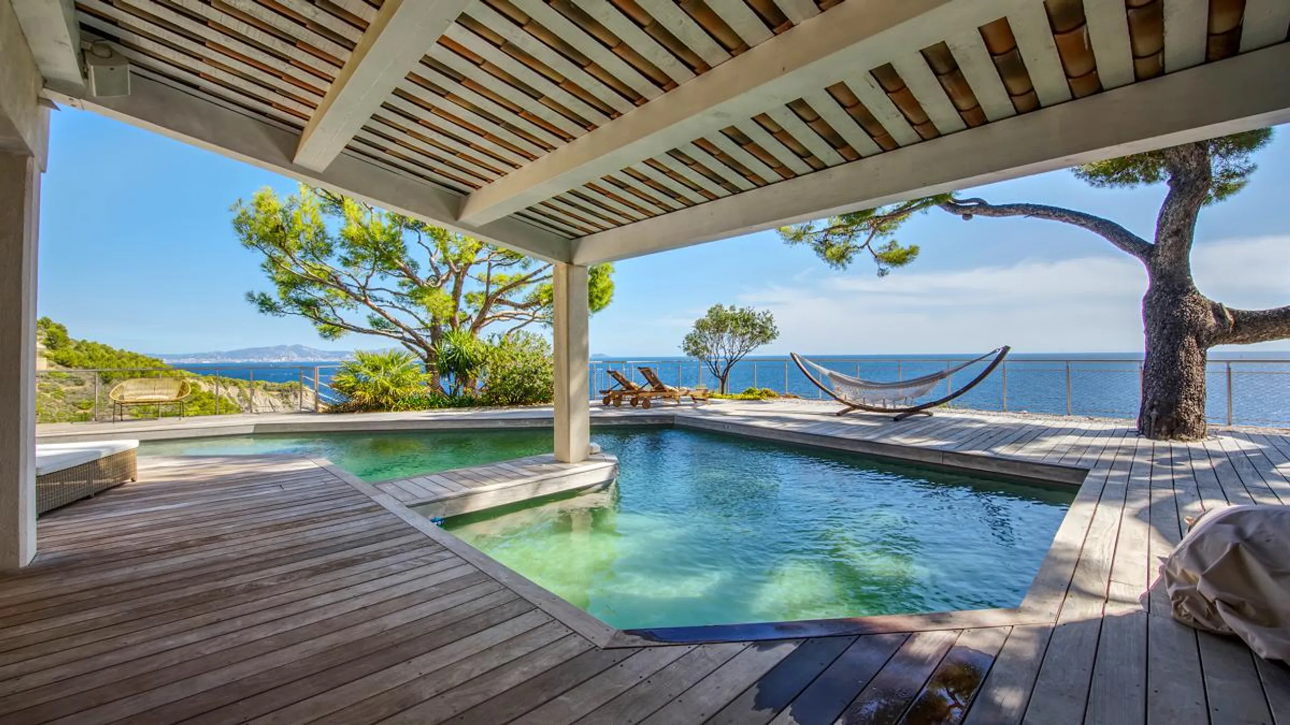 Ornate Contemporary Villa with Private Pool and Sea Views — photograph 3