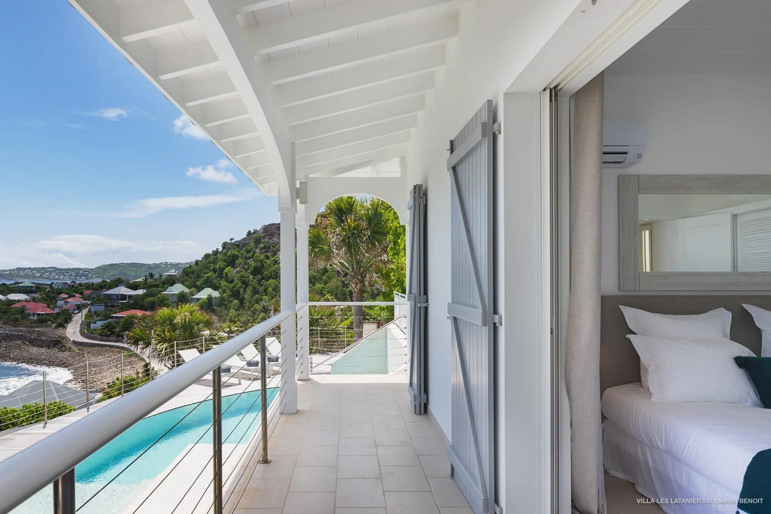 Opulent Oceanside Estate with Private Pool and Jacuzzi — photograph 11