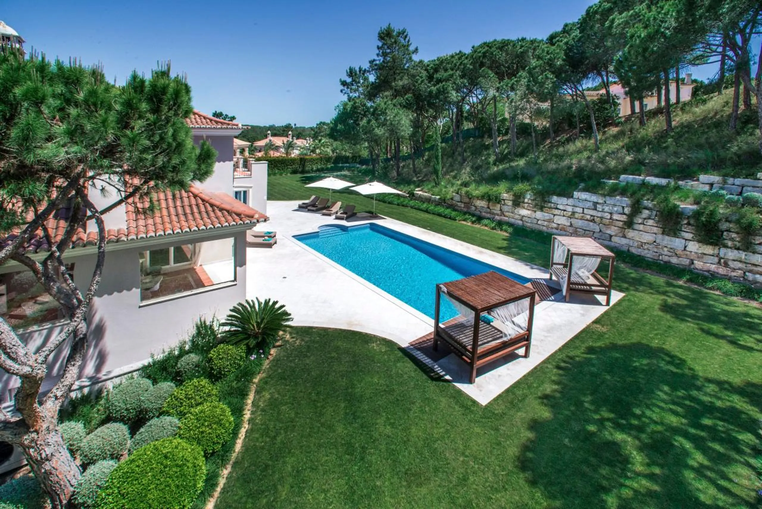 Opulent 5 Bedroom Villa with Private Pool and Landscaped Gardens — photograph 3