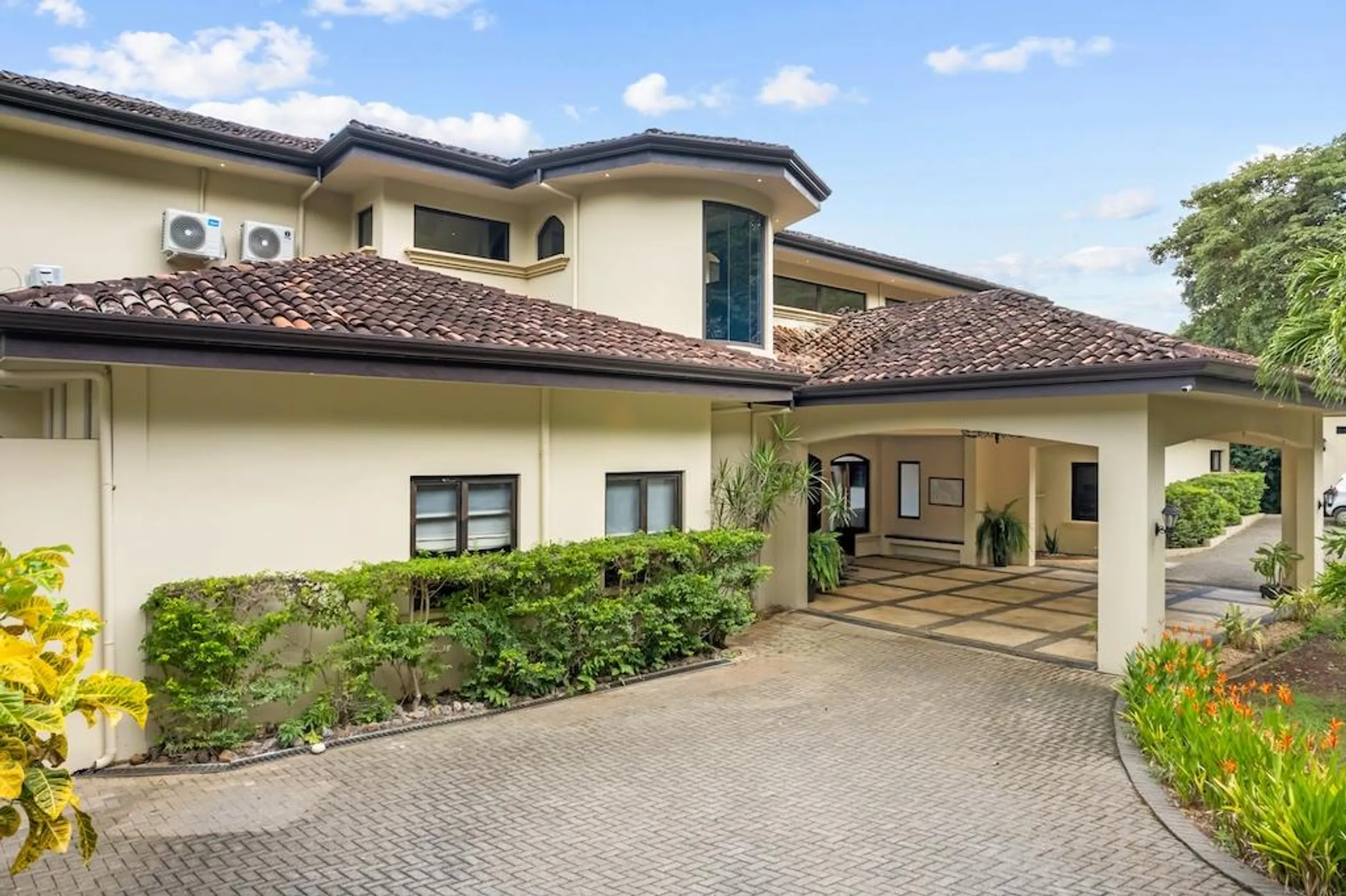 Premier Luxury Villa with Private Pool, Spa and Lush Surroundings — photograph 6