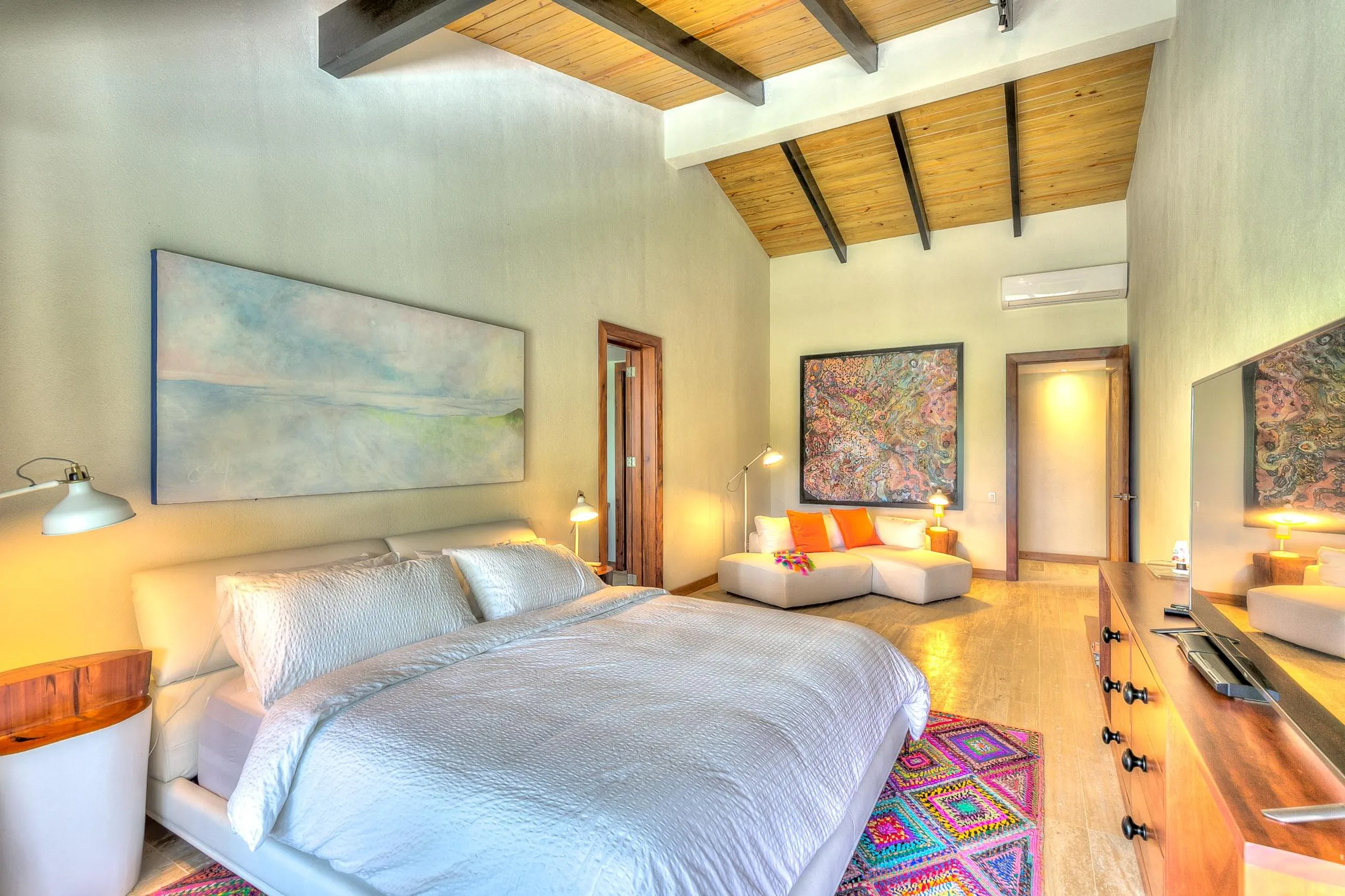 Chic Malibu-Inspired Villa with Private Pool, Bold Pop Art and Minimalist Decor — photograph 12