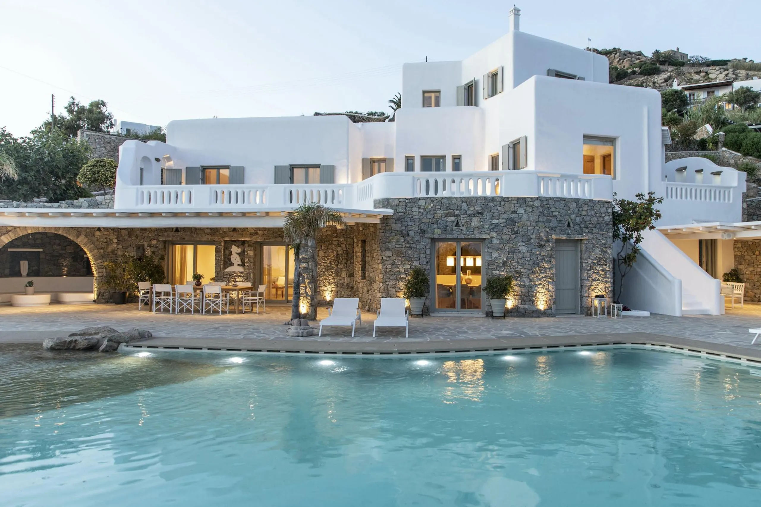 Refined Mykonos Paradise Estate with Private Pool and Outdoor Kitchen — photograph 2