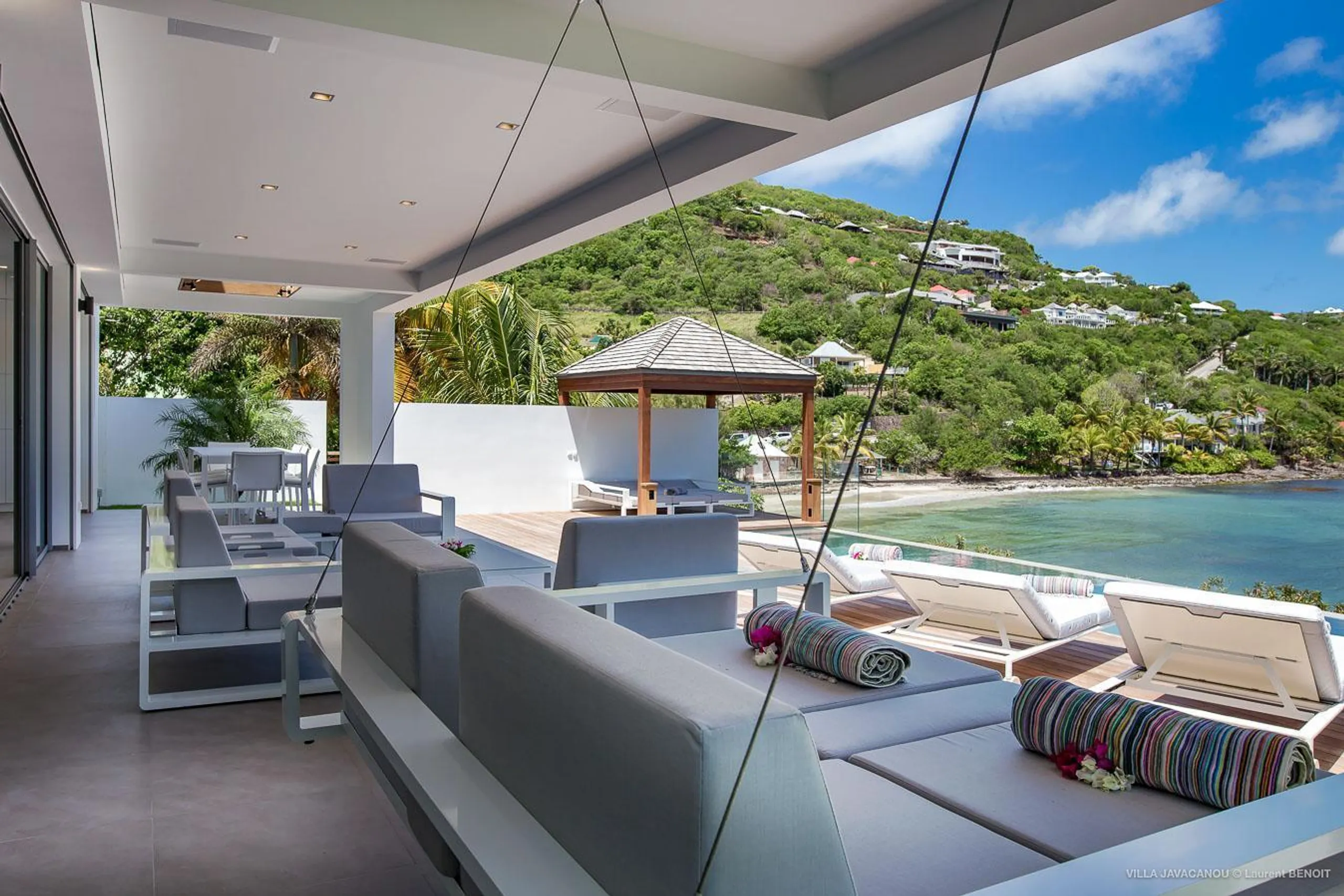 Palatial Oceanside Tropical Estate with Private Pool and Walks to Beach — photograph 7
