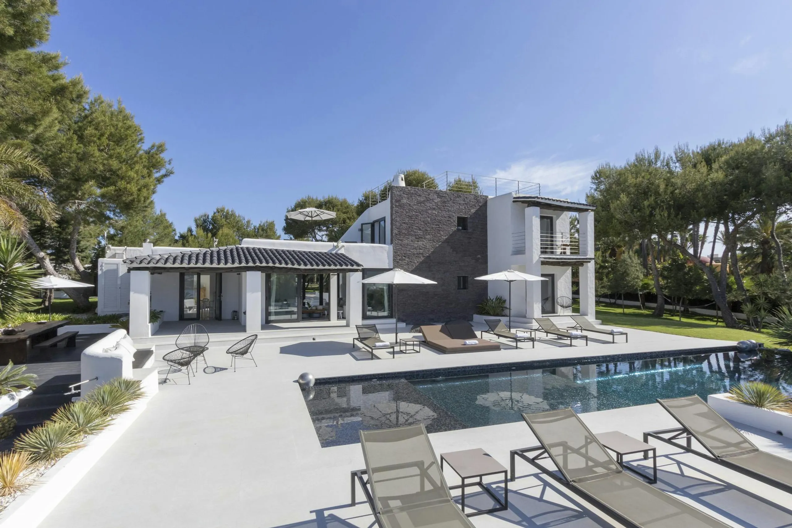 Deluxe Oceanview Villa in Ibiza with Infinity Pool and Sun Deck — photograph 3