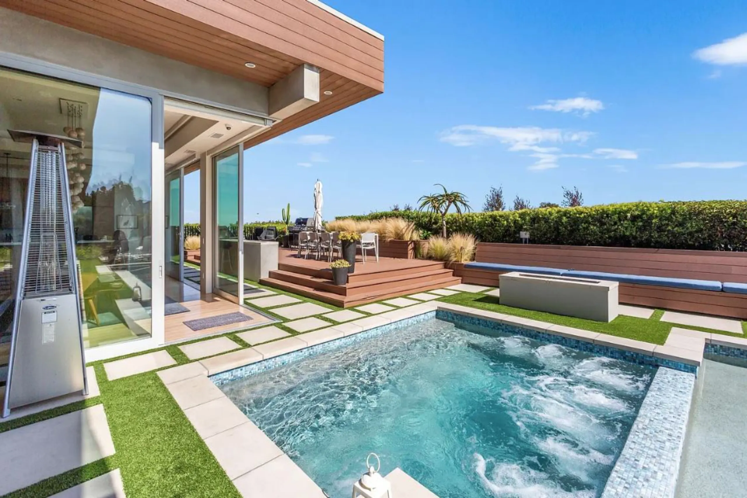 Majestic Elegant Villa with Infinity Pool And City View — photograph 5