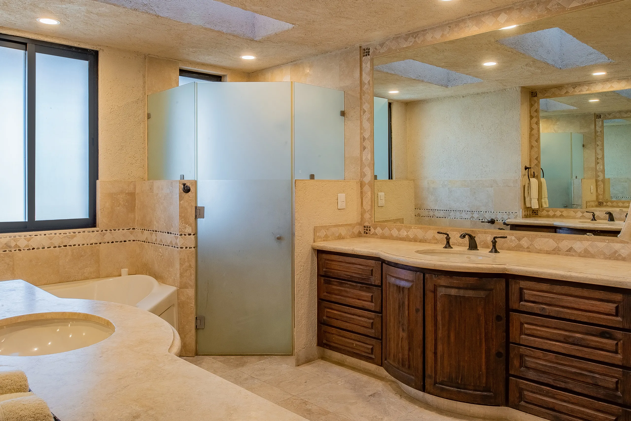 Resplendent Cabo San Lucas Villa with Infinity Pool and Jacuzzi — photograph 2