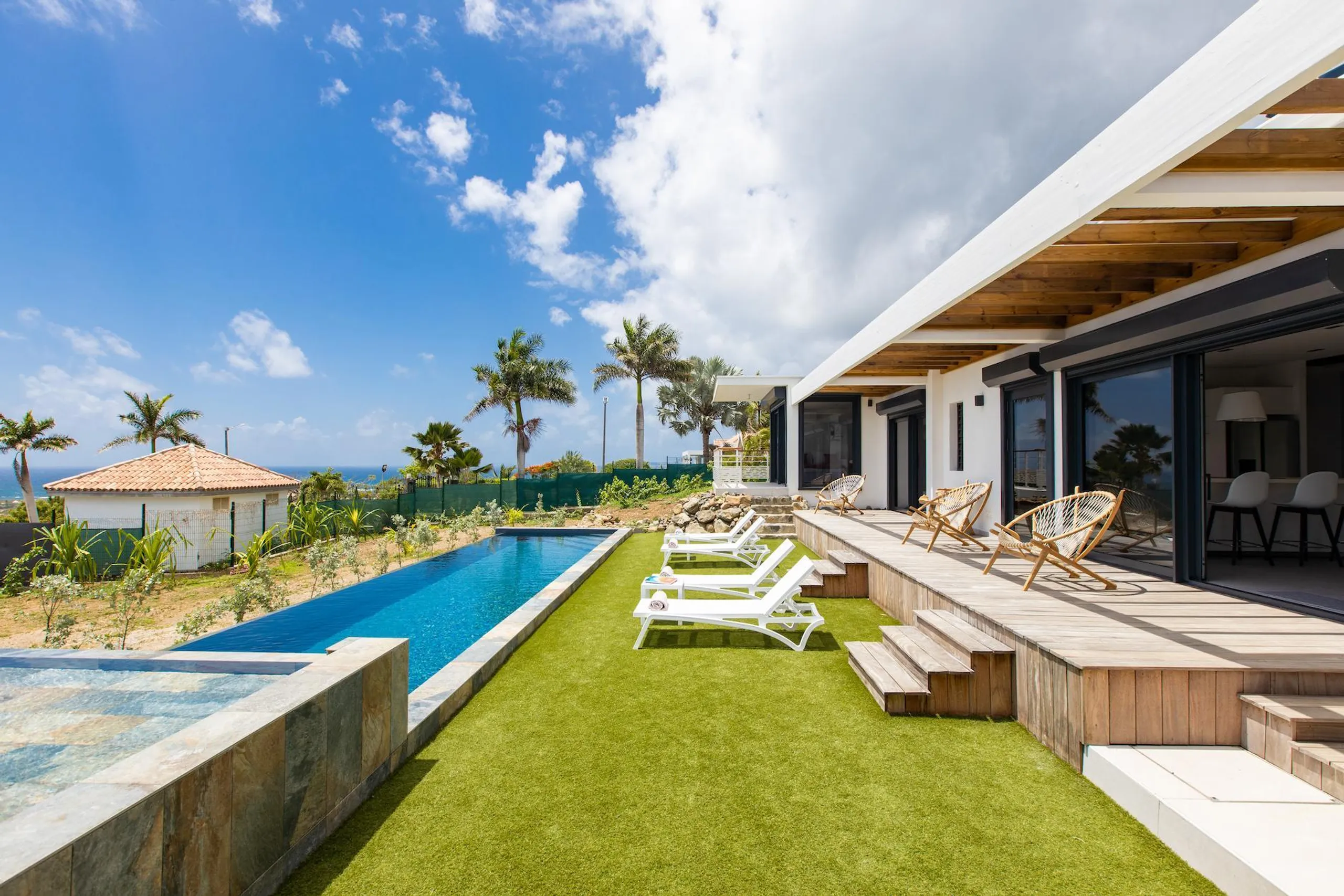 Sleek and Modern Designed Villa with Heated Pool and Breathtaking Ocean View — photograph 6