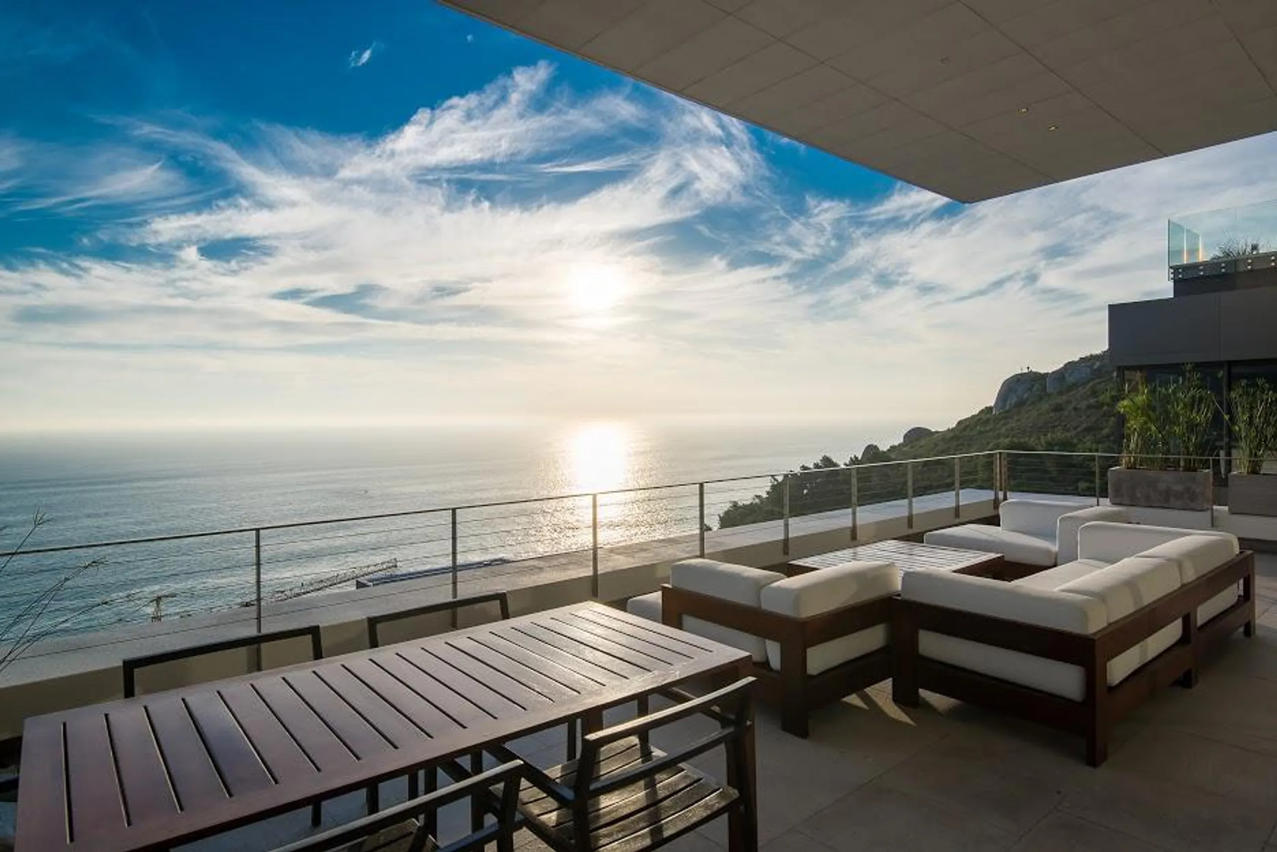 Modern Contemporary Estate with Infinity Pool and Panoramic Views — photograph 8