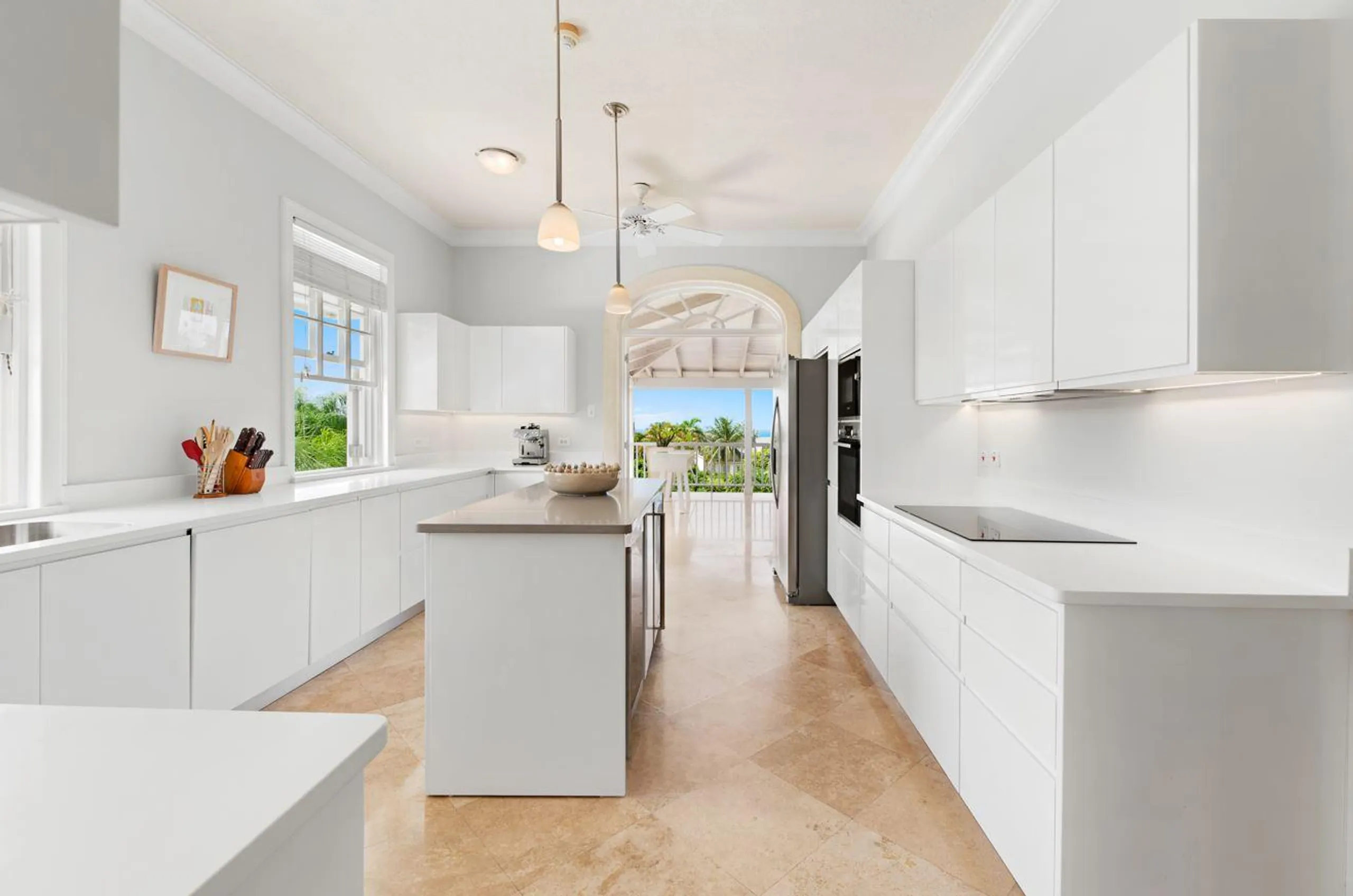 Gleaming 5-Bedroom Villa with Pool, Games Room, and Sea Views — photograph 11