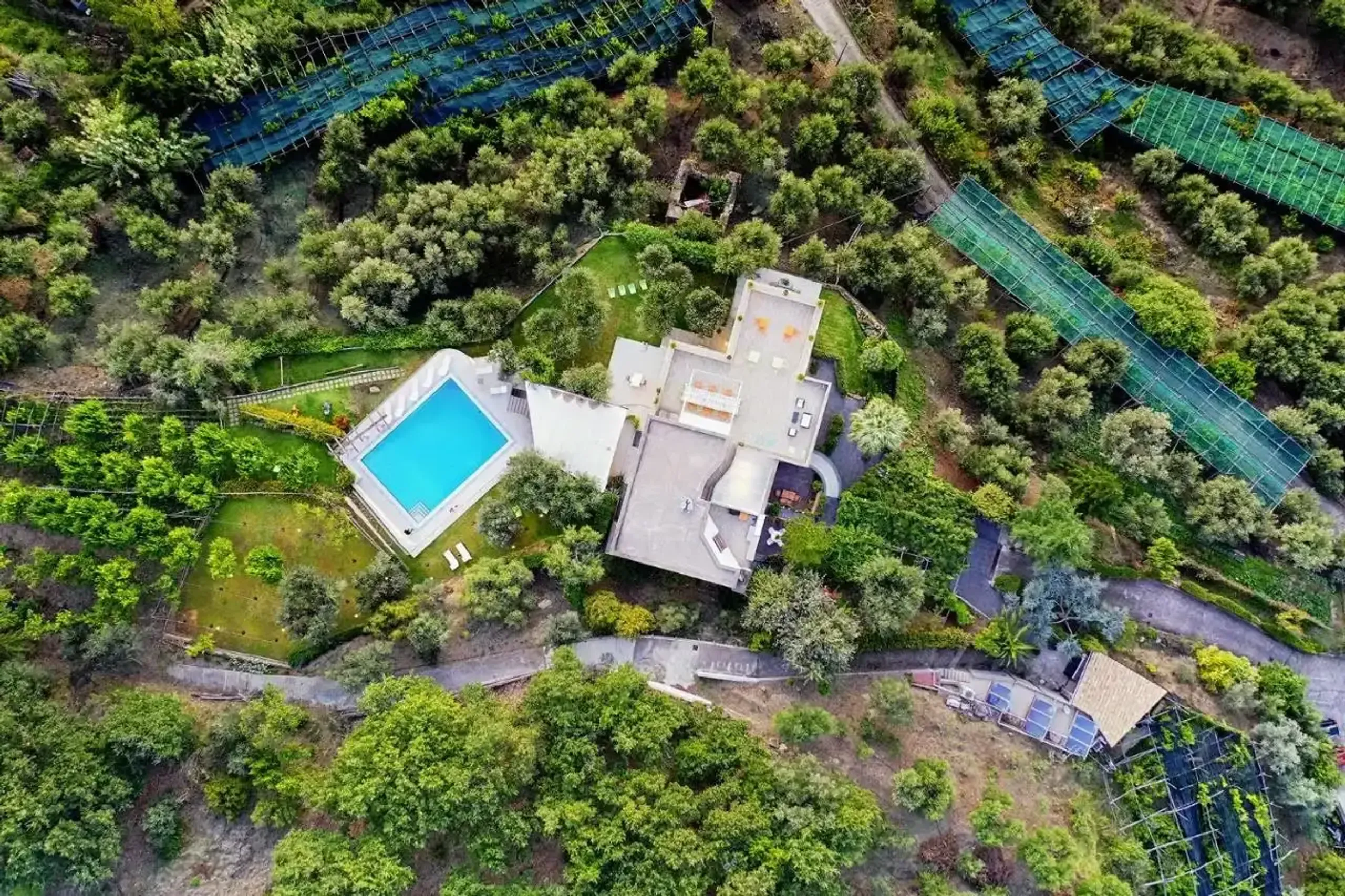 Luxurious Getaway Villa with Pool and Picturesque Surroundings — photograph 3