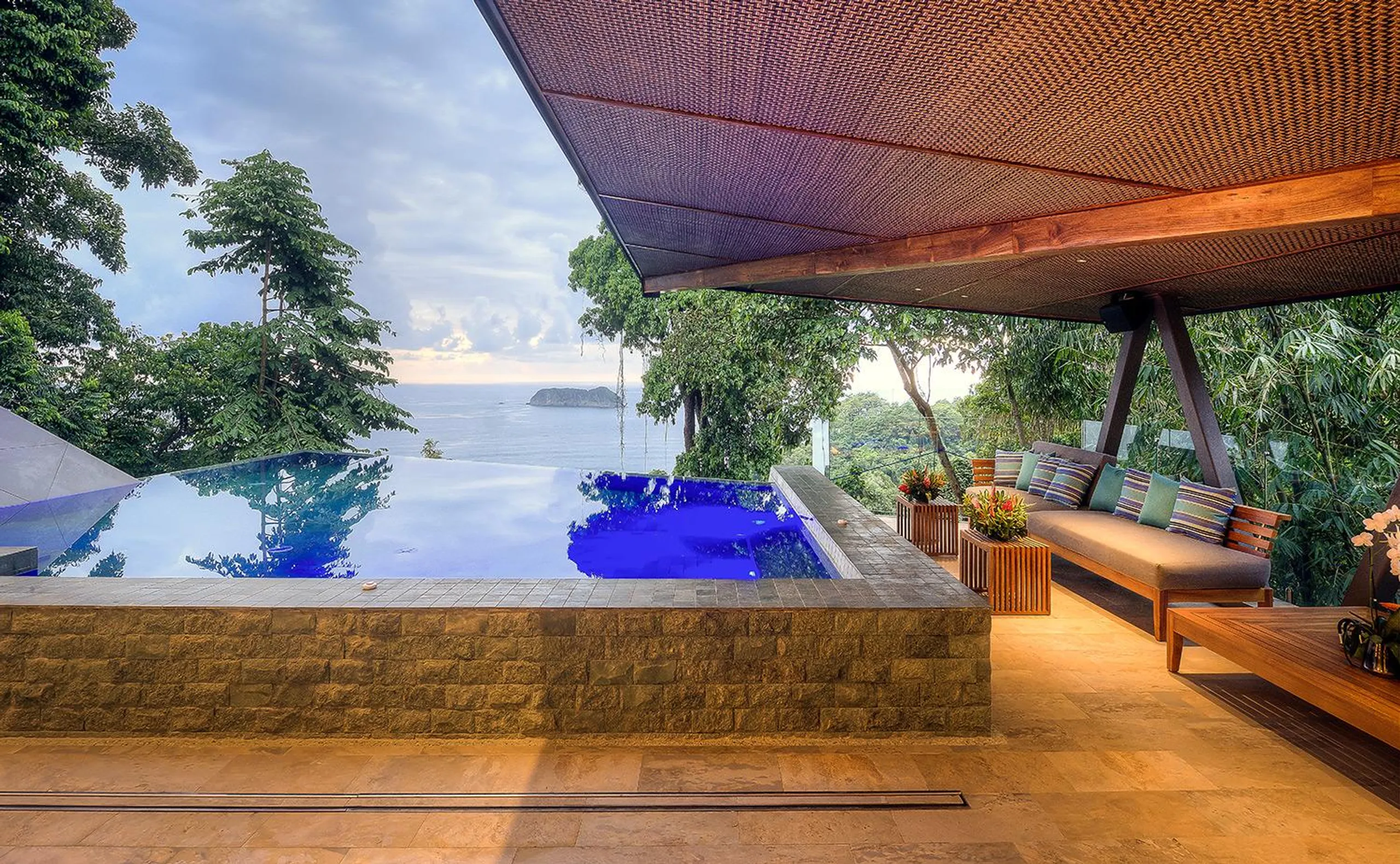 Majestic 8 Bedroom Villa with Private Infinity Pool and View of Pacific's Crashing Waves — photograph 10
