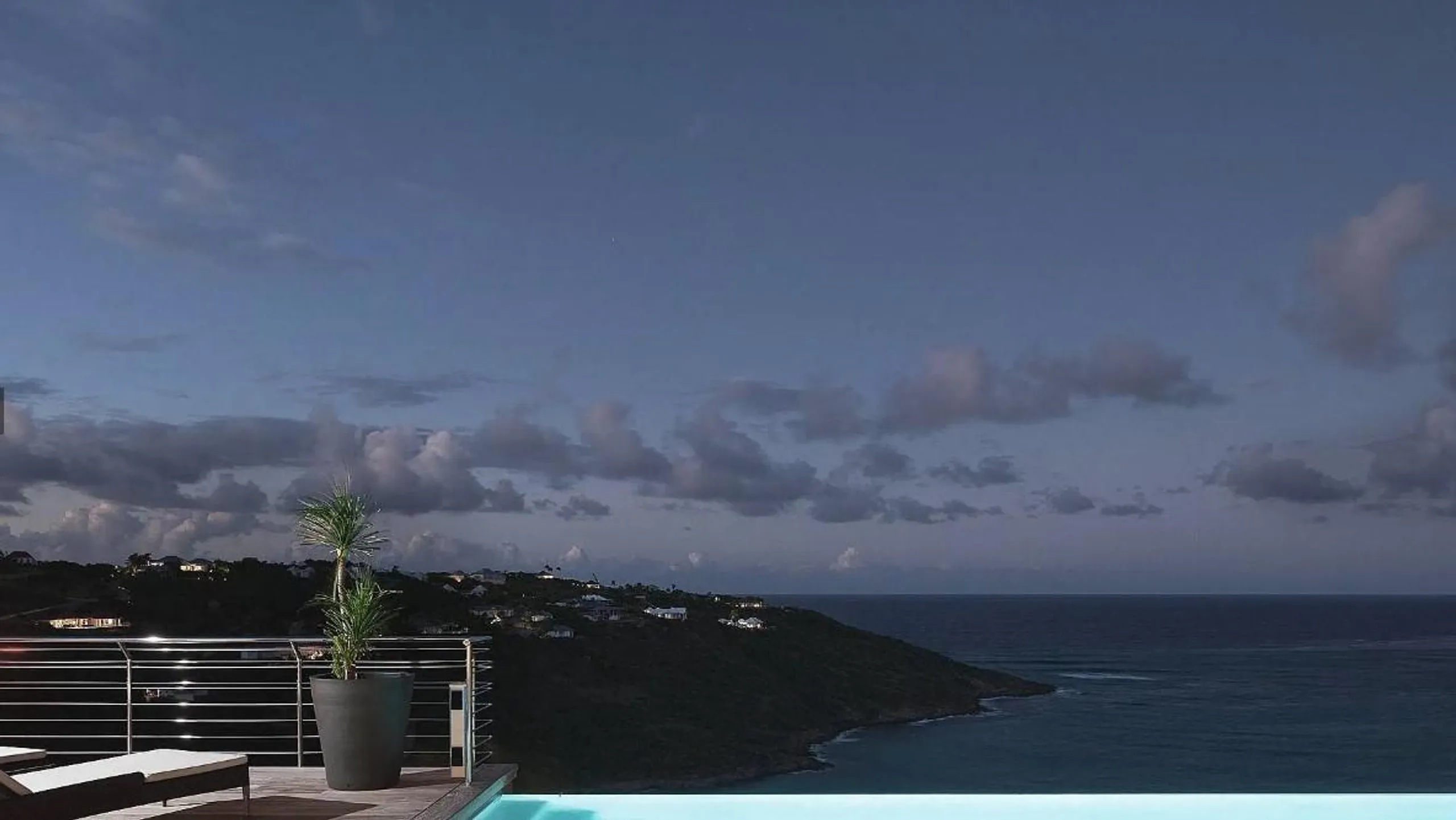 Luxurious Oceanside Estate with Infinity Pool and Ocean Views — photograph 2
