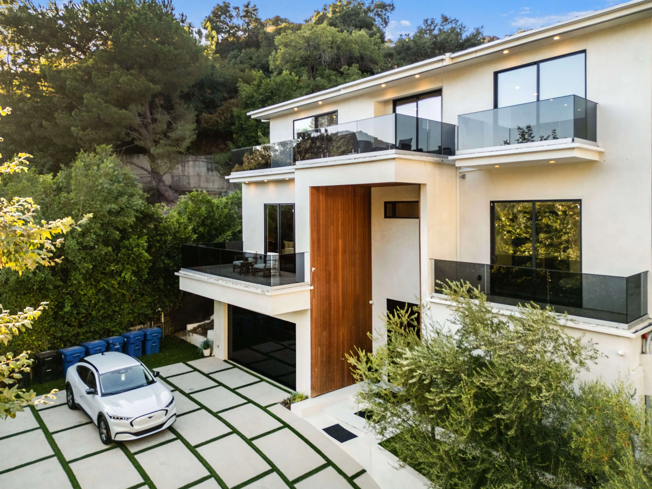 Sophisticated Laurel Canyon Villa with Pool and Backyard Lounge — photograph 3