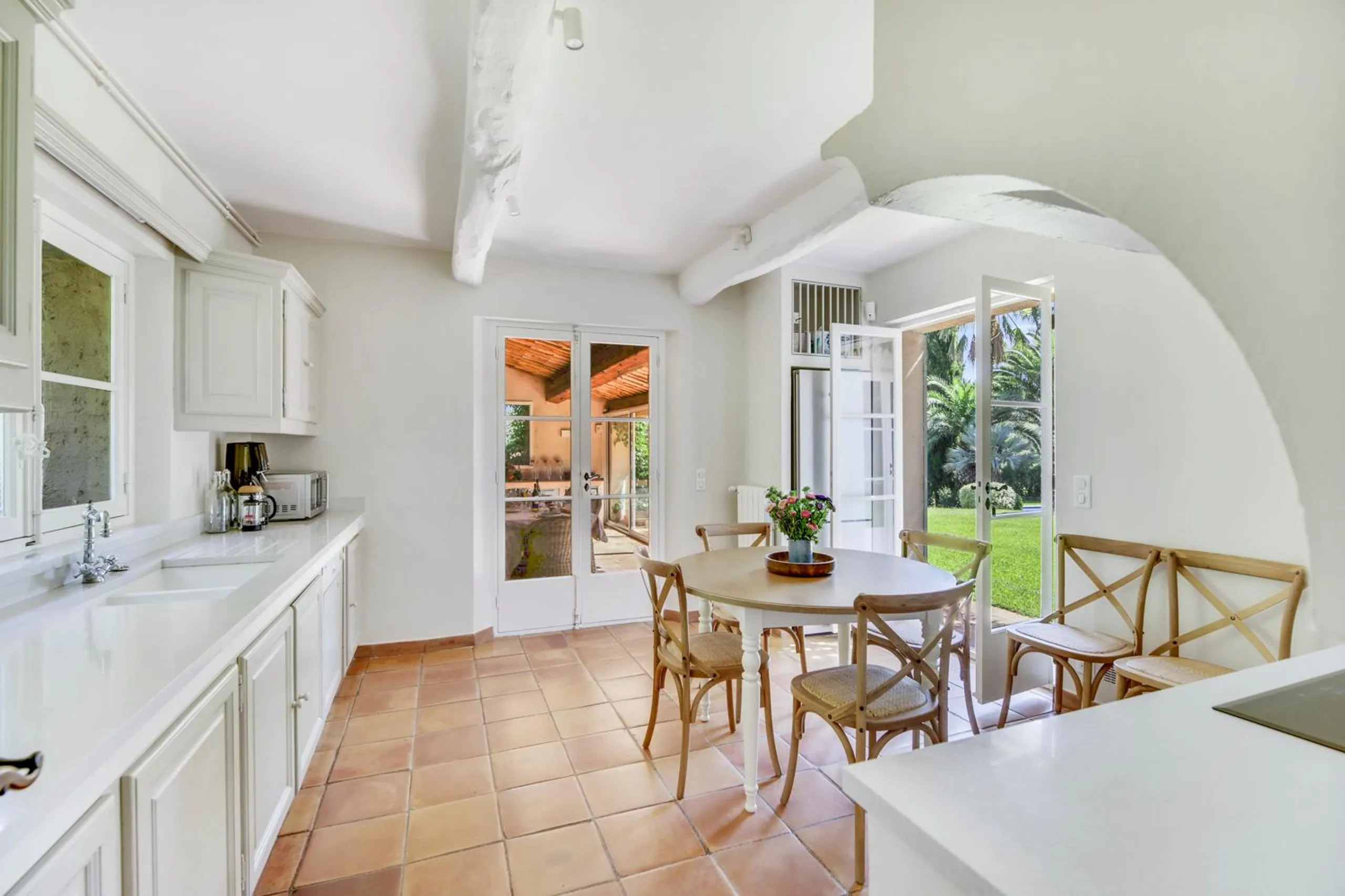 Embellished 6BR Villa with Private Pool and Overlooking Woodland — photograph 8