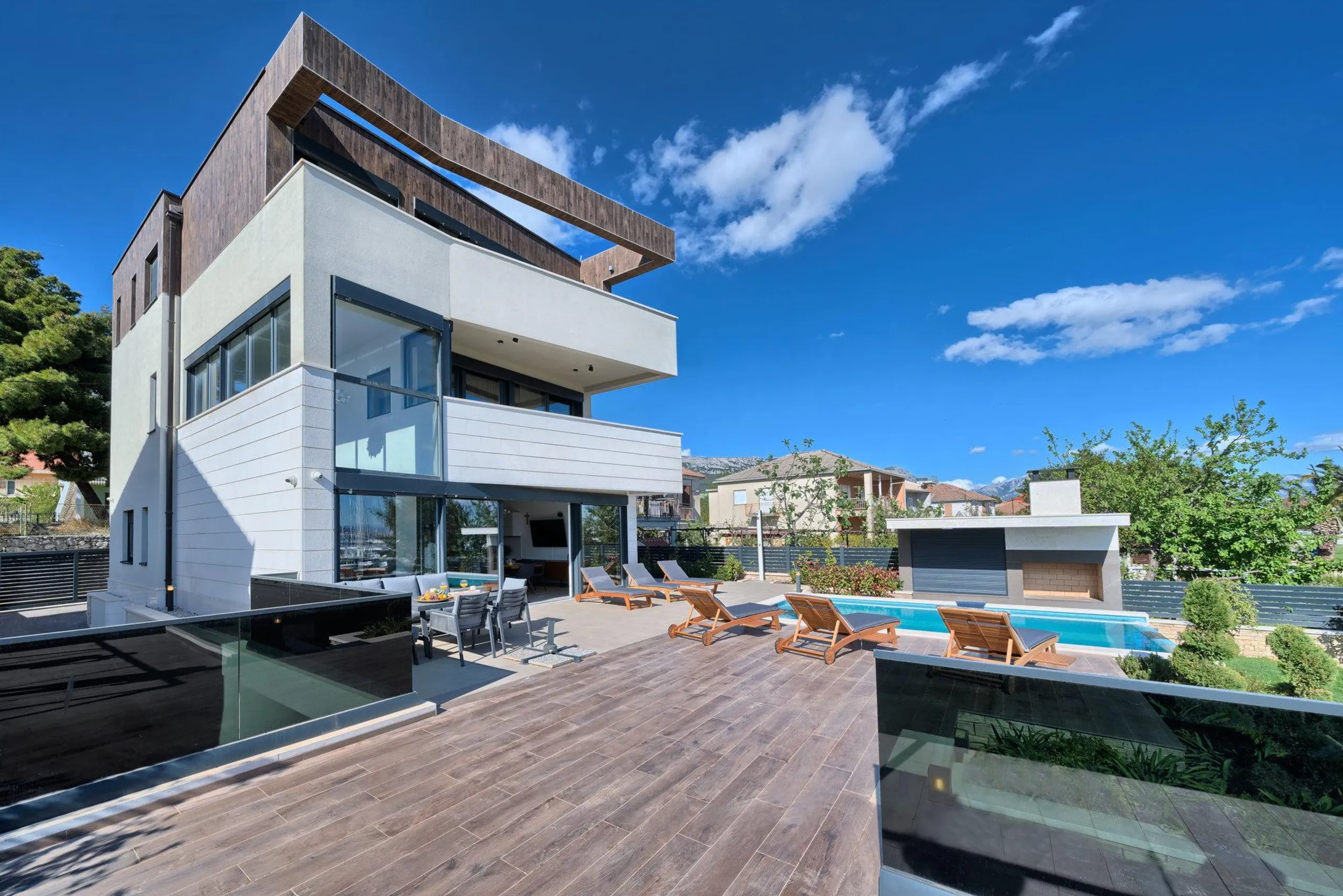 Beautiful 5-star 6-BR Villa with Heated Infinity Pool in Kastel Kambelovac
