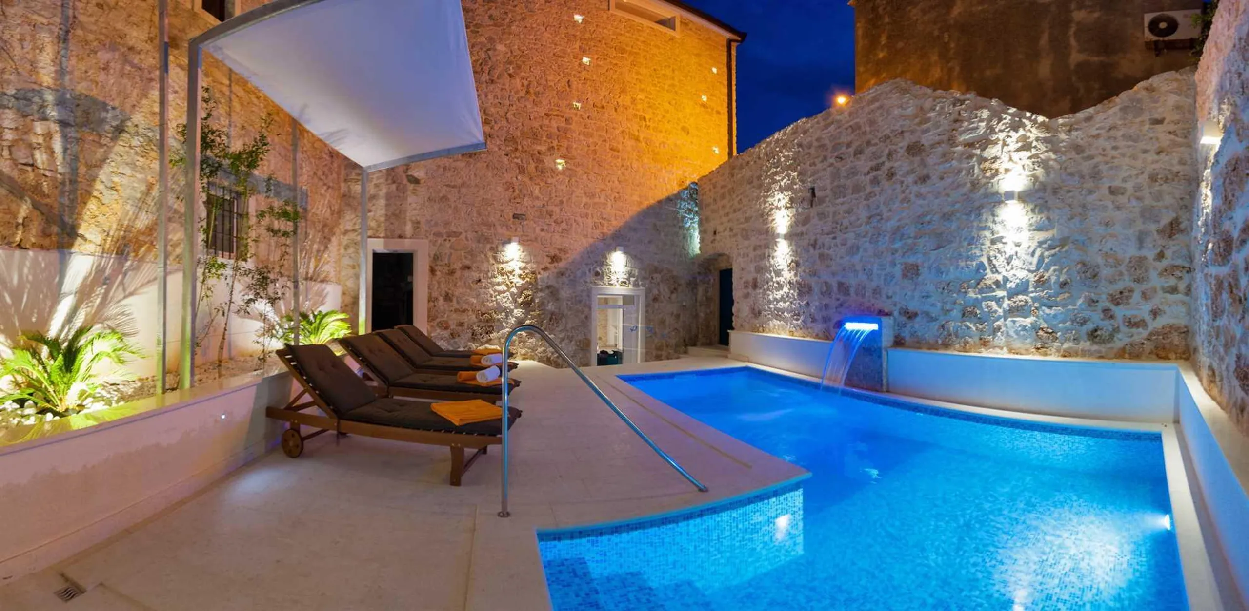 Sophisticated  Villa with Private Pool, Jacuzzi, Sauna and Sea Views, Splitsko Dalmatinska