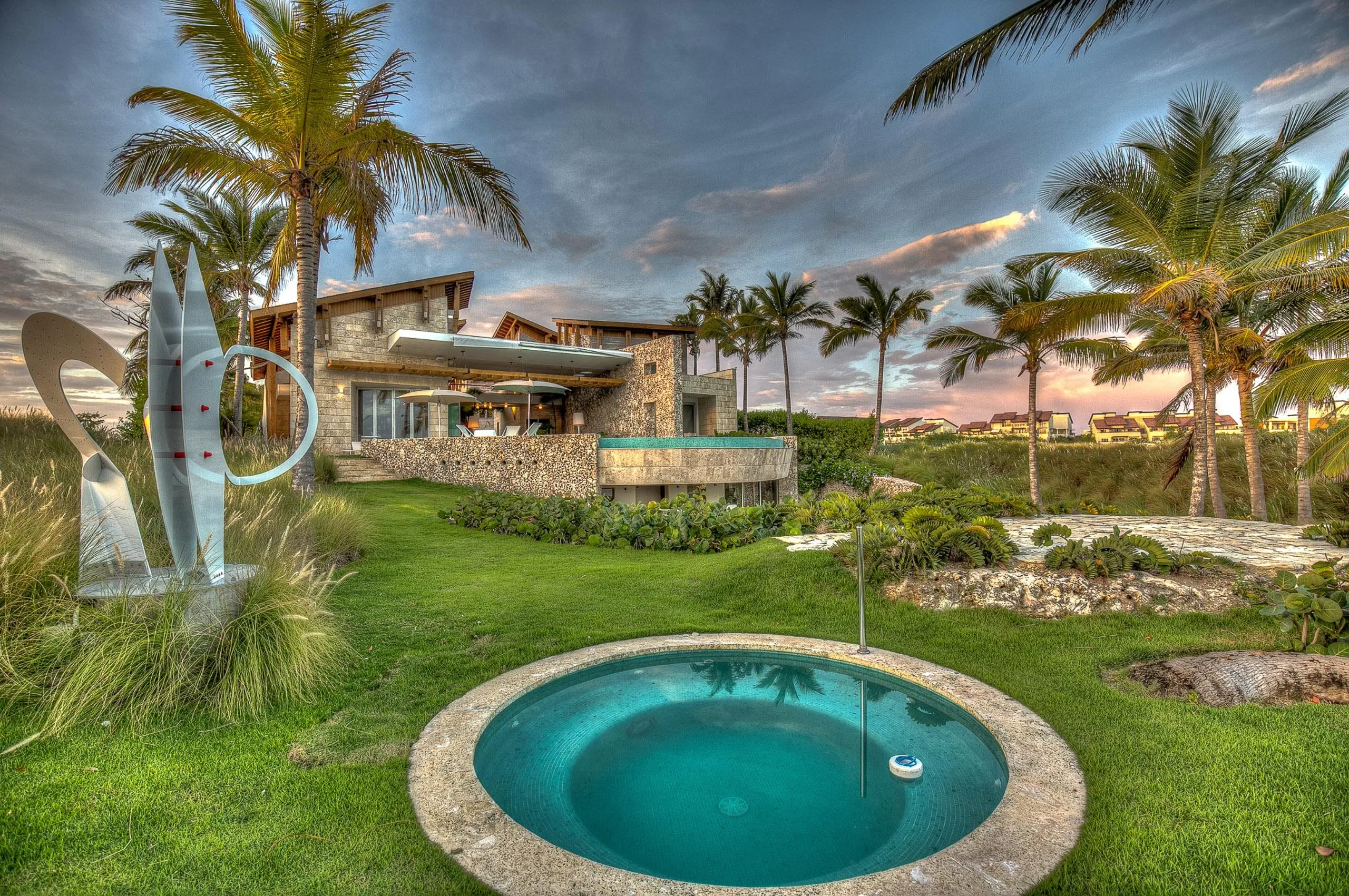 Majestic Six-Bedroom Villa with Pool, Jacuzzi, and Private Beach Access — photograph 5