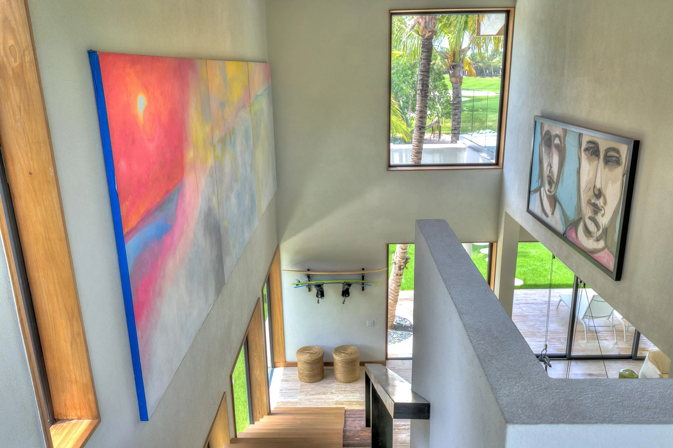 Chic Malibu-Inspired Villa with Private Pool, Bold Pop Art and Minimalist Decor — photograph 11