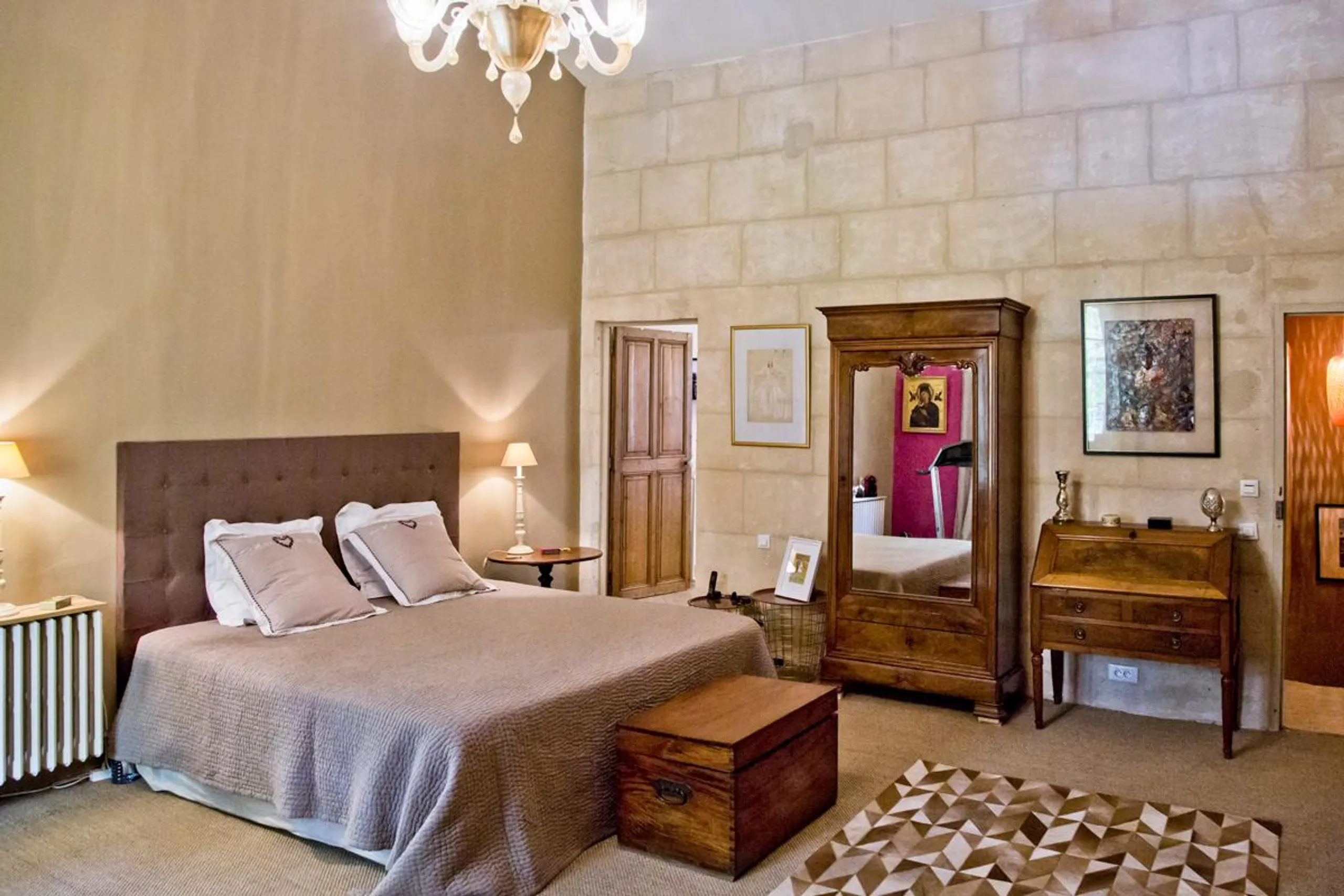 Picturesque Rustic Villa with Heated Pool, Outdoor Jacuzzi, and Stunning Mountain Views — photograph 8