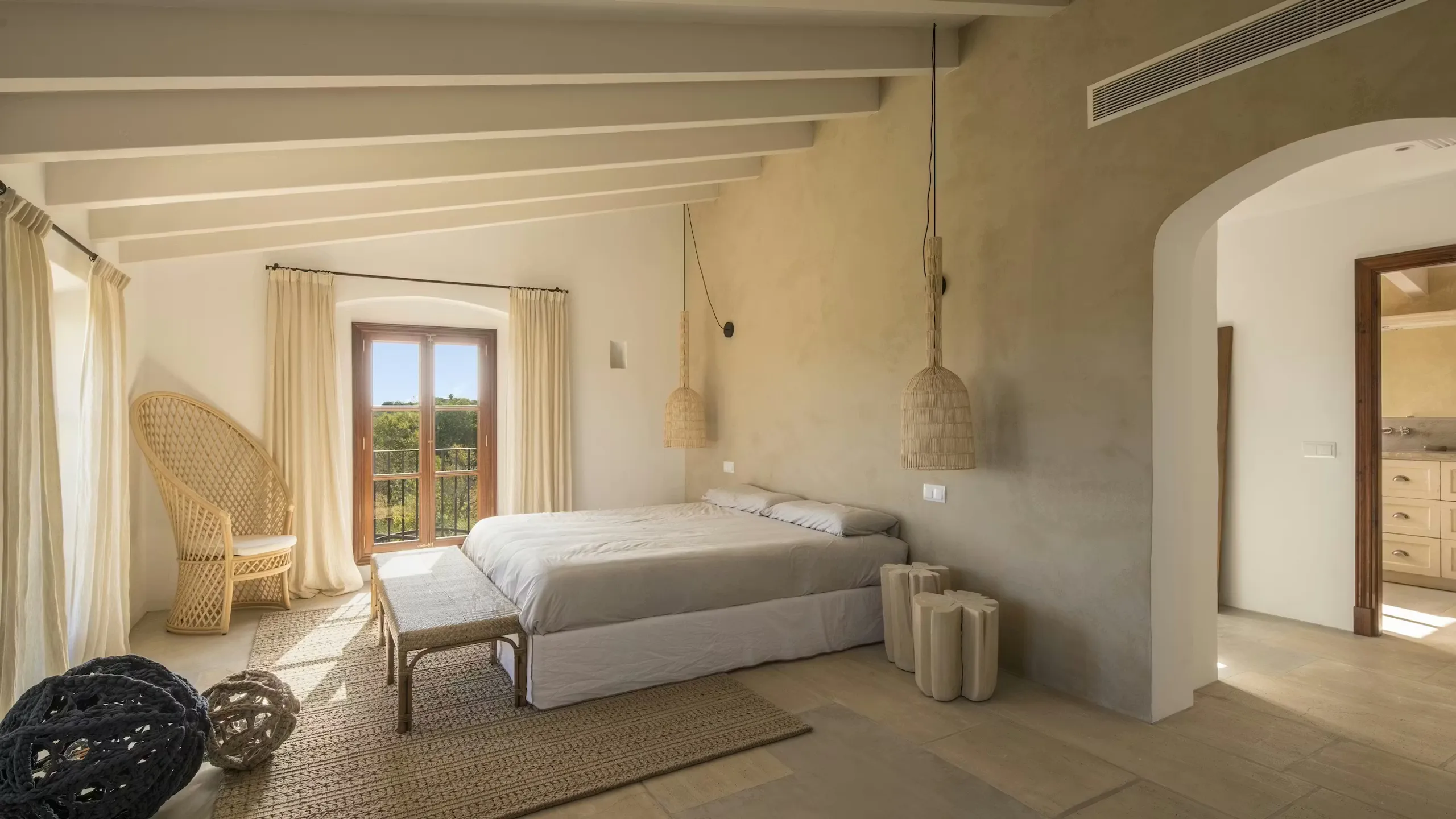 Enchanting Countryside Retreat with Infinity Pool and Scenic Views — photograph 11