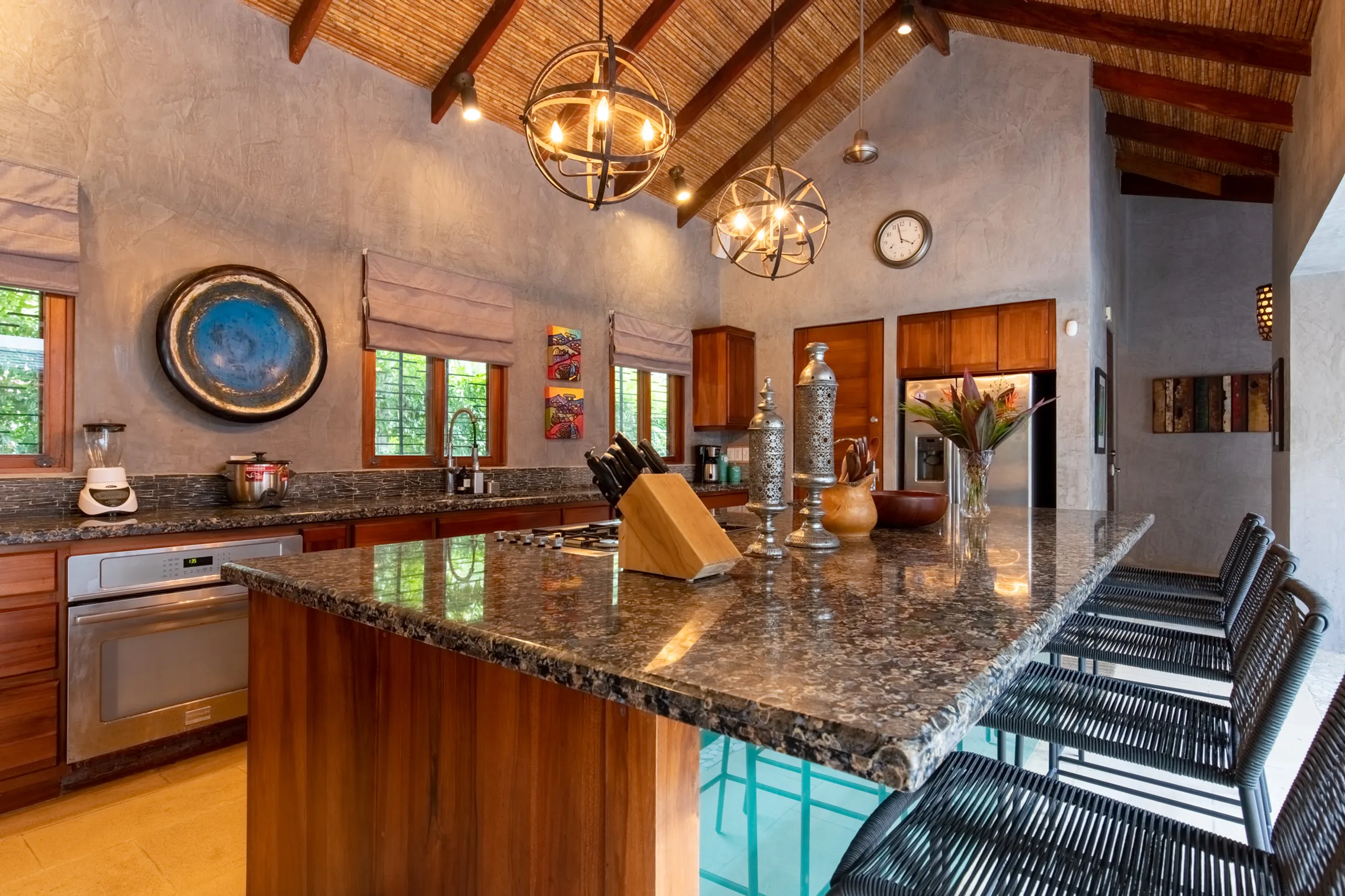 Elegant Colonial Styled Villa with Private Pool, and Lush Surroundings — photograph 11