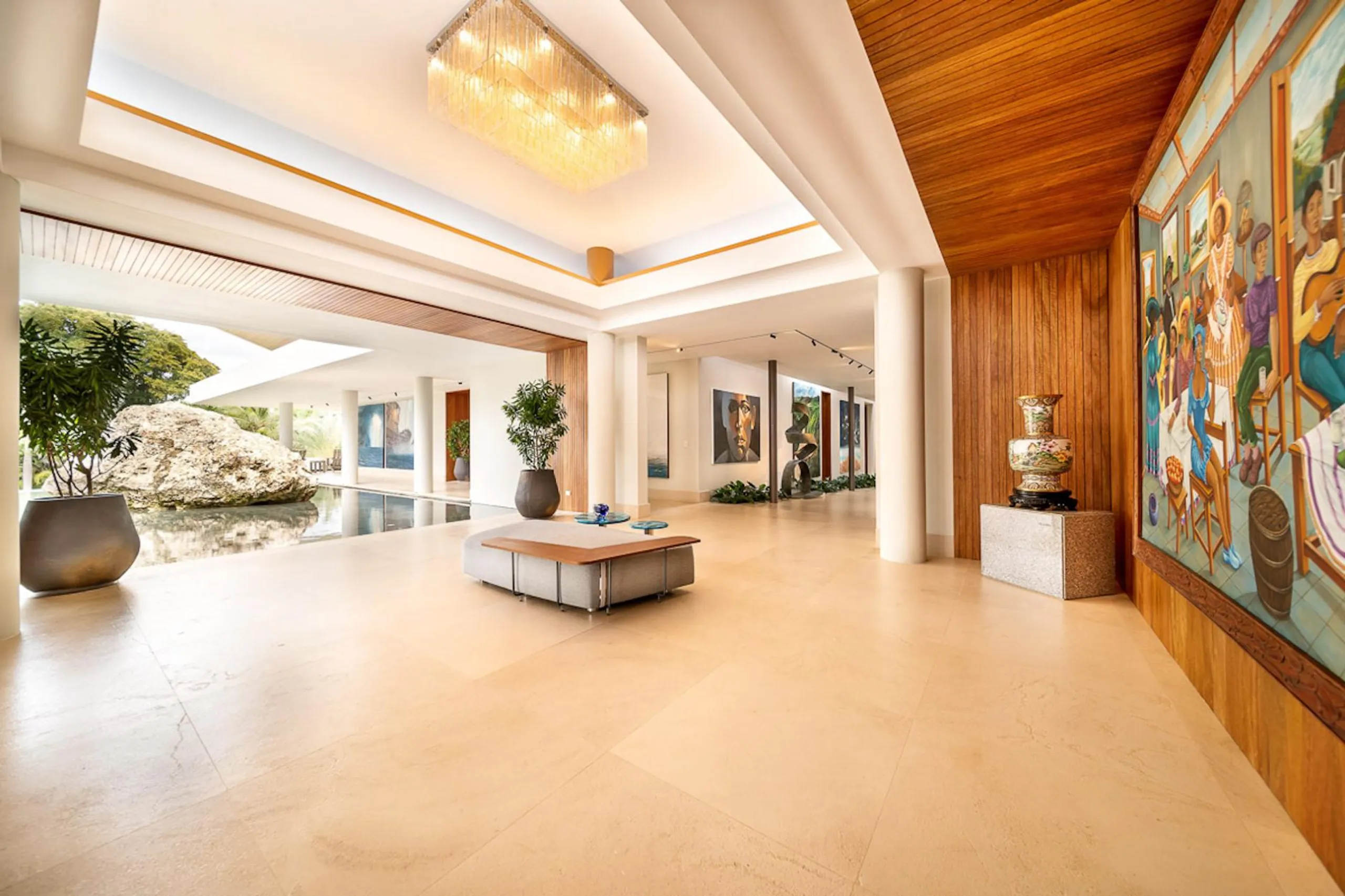 Sumptuous 10BR Sanctuary with Stunning Pool and Ocean Views — photograph 6