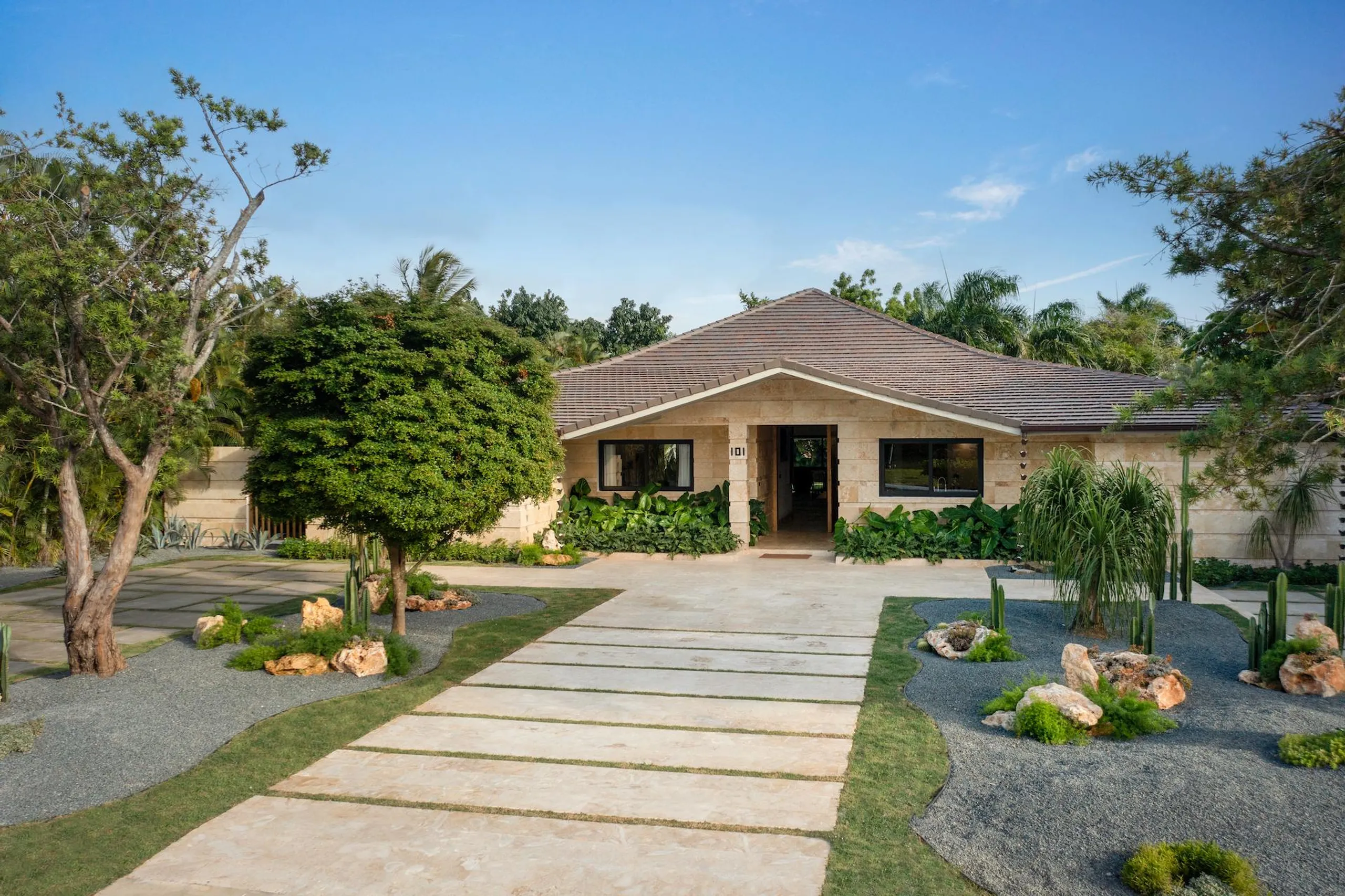 Relax in Style Panoramic Mountain View Villa — photograph 8