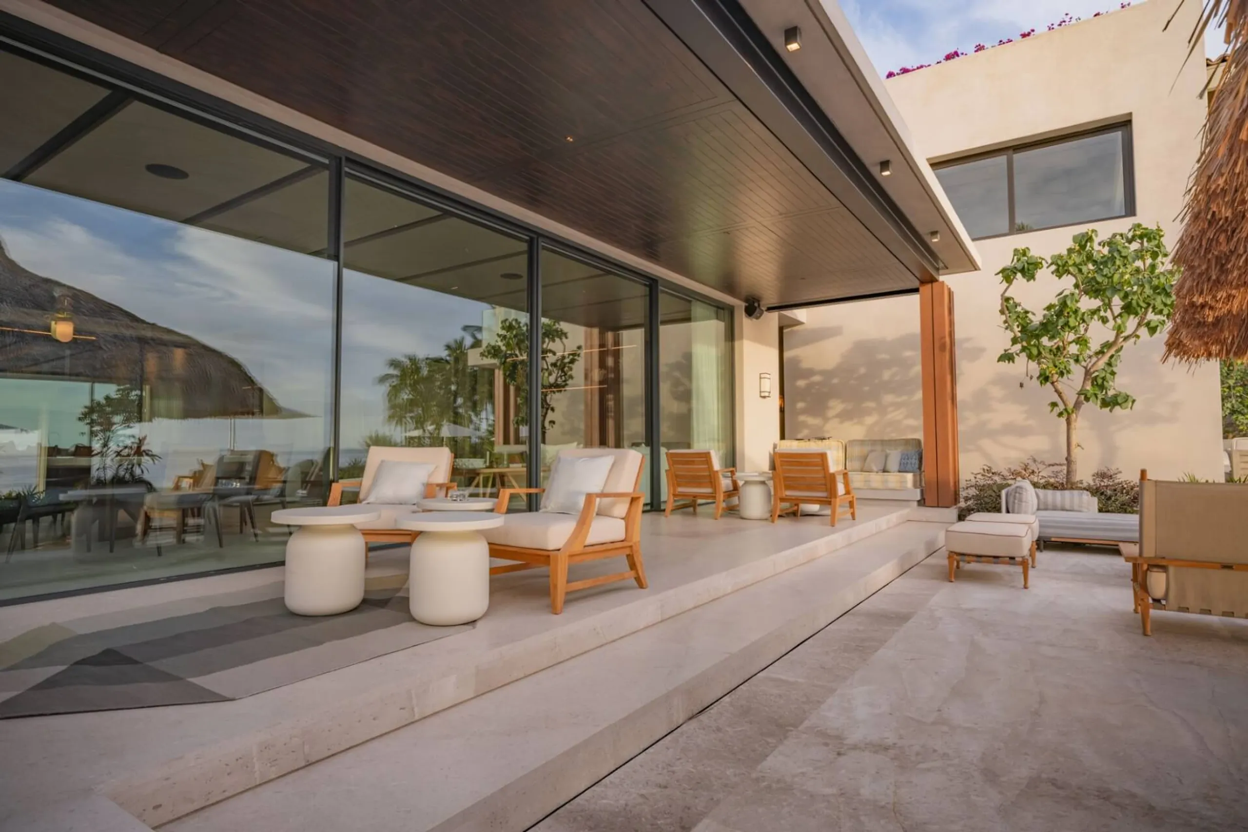 Oceanfront Luxury Estate with Infinity Pool, Theater, Bowling Alley & Spa — photograph 12