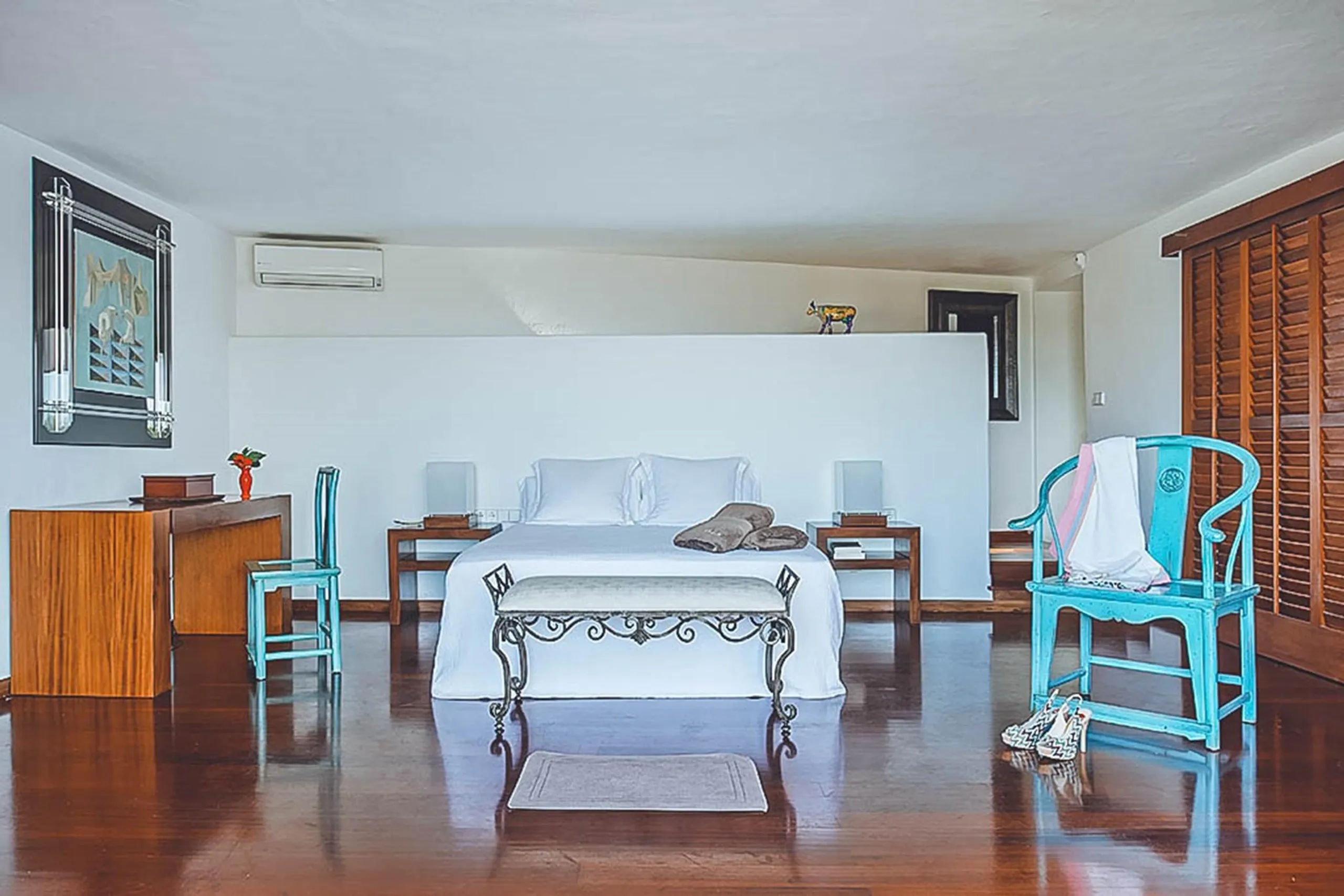 Gleaming Luxury Villa with Pool and Spectacular Views of Talamanca Bay — photograph 7