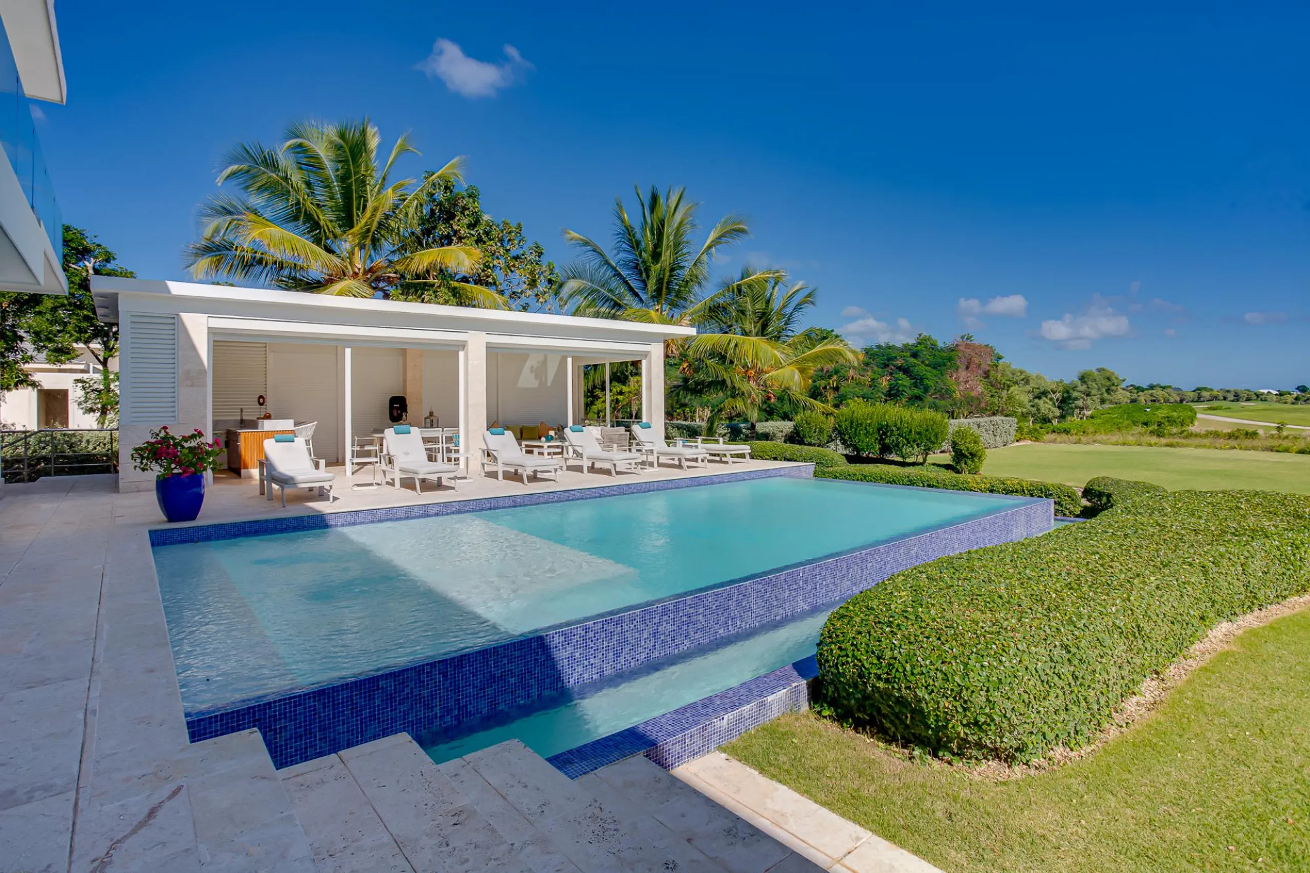 Bright & Modern 5-Bedroom Villa with Private Pool and Tropical Views — photograph 4