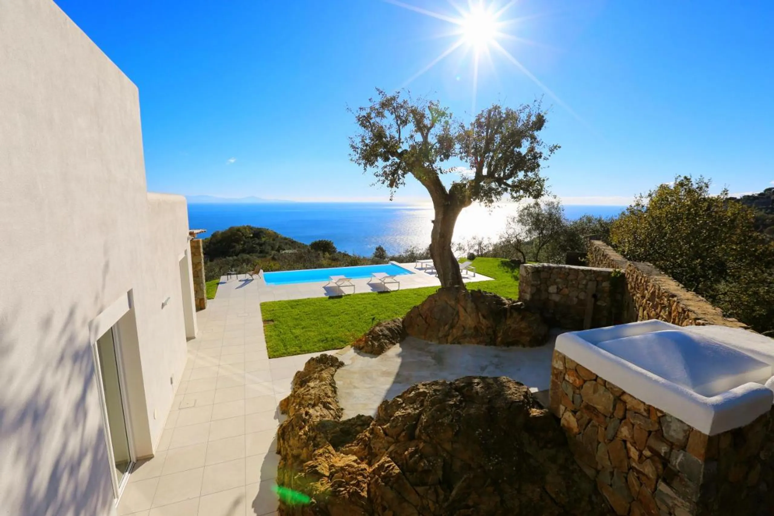 Resplendent Hillside Haven with Heated Infinity Pool and Sea Views — photograph 5