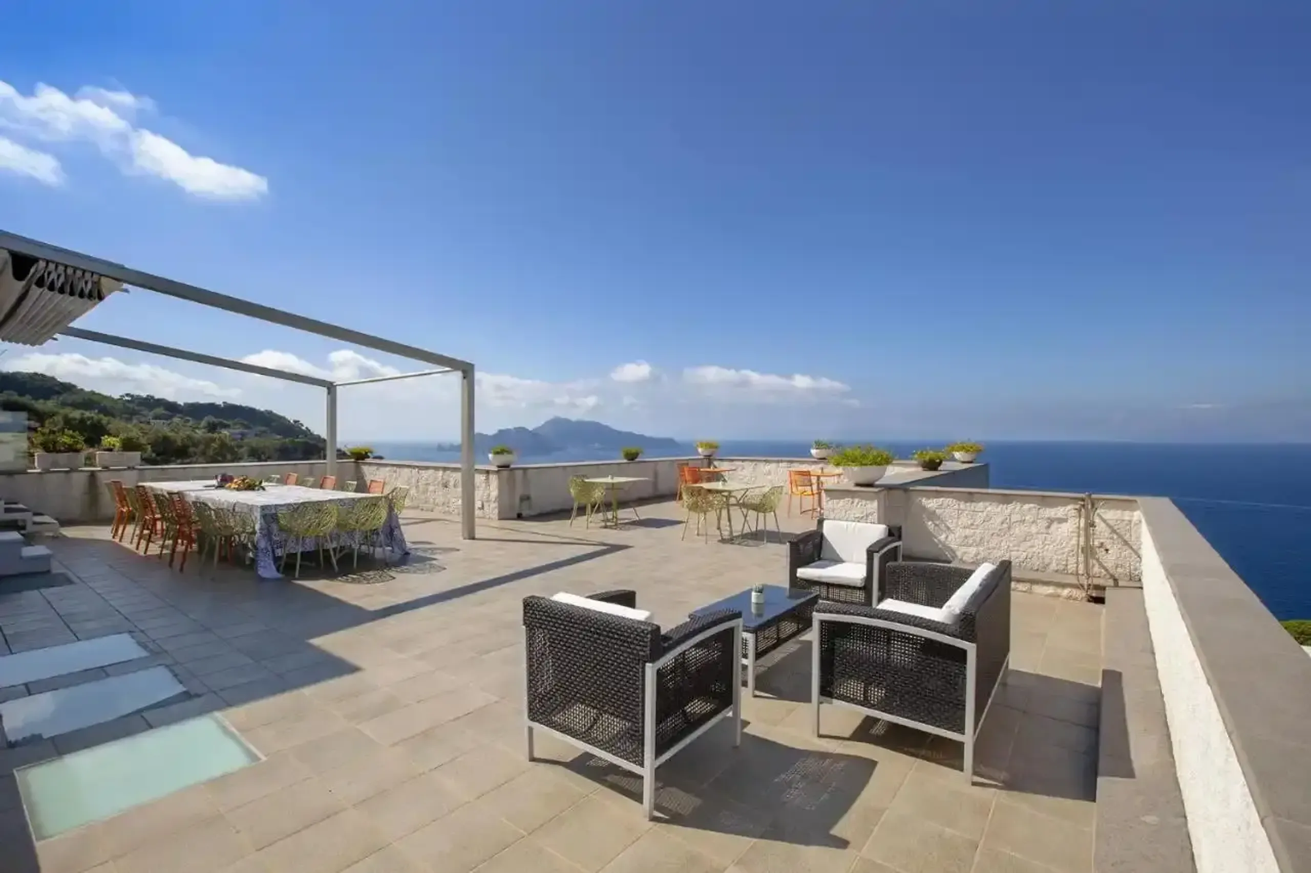 Luxurious Getaway Villa with Pool and Picturesque Surroundings — photograph 11
