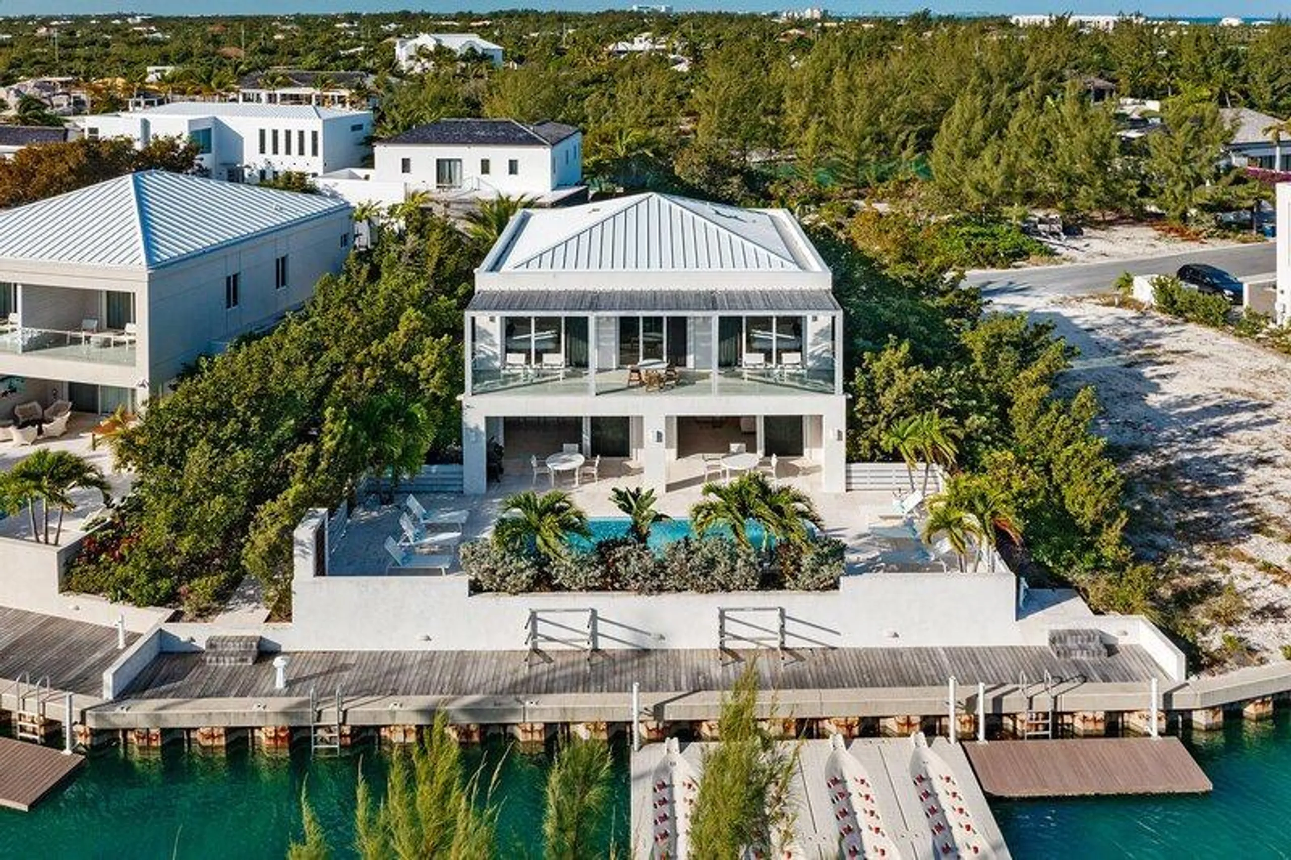 Modern Contemporary Canal Villa With Private Pool — photograph 4