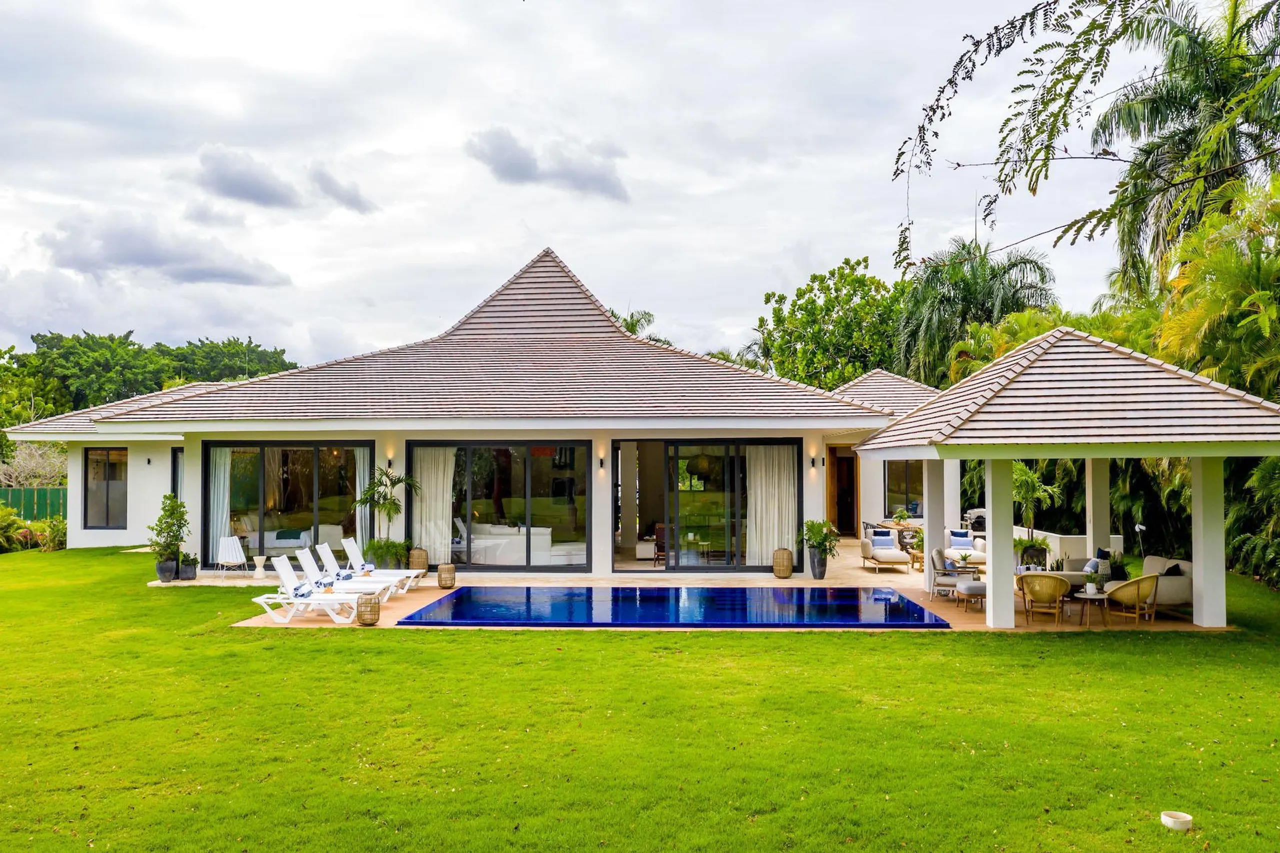 Charming Luxe Villa With Zero Edge Infinity Pool and Golf Course Access — photograph 9