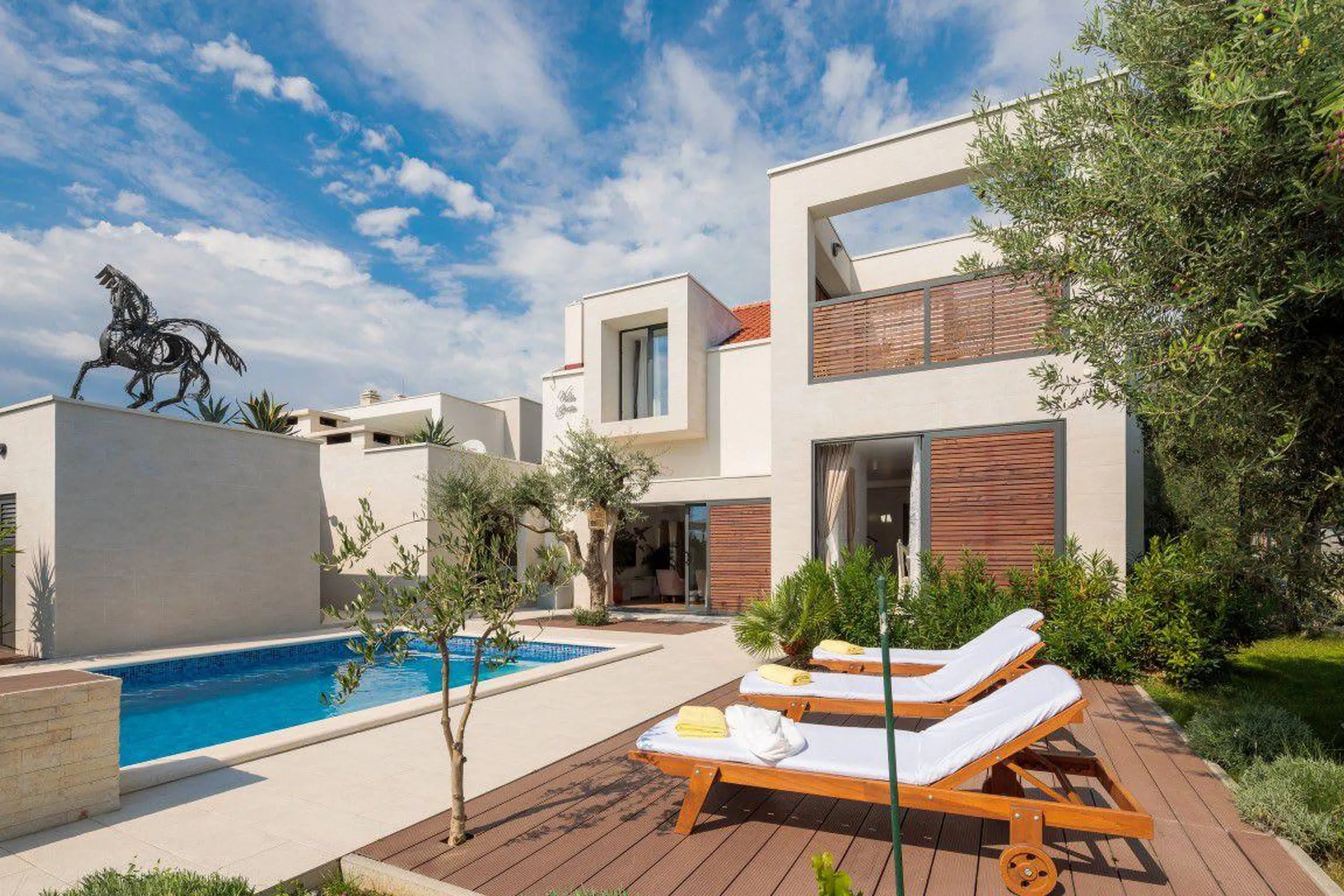 Calming Villa For Family with Swimming Pool — photograph 3