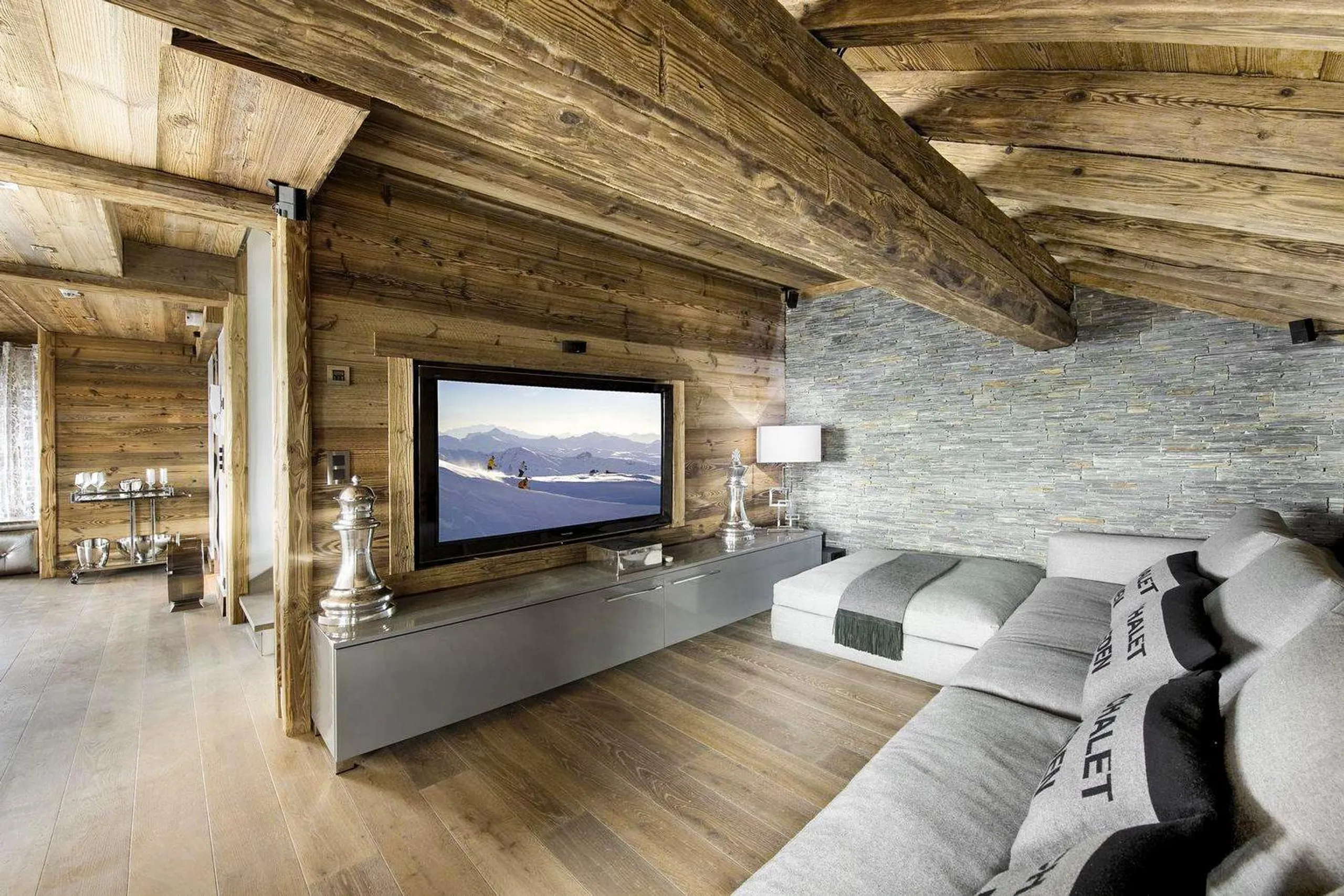 Radiant Alpine Villa with Private Pool and Breath-taking Mountain Views — photograph 4