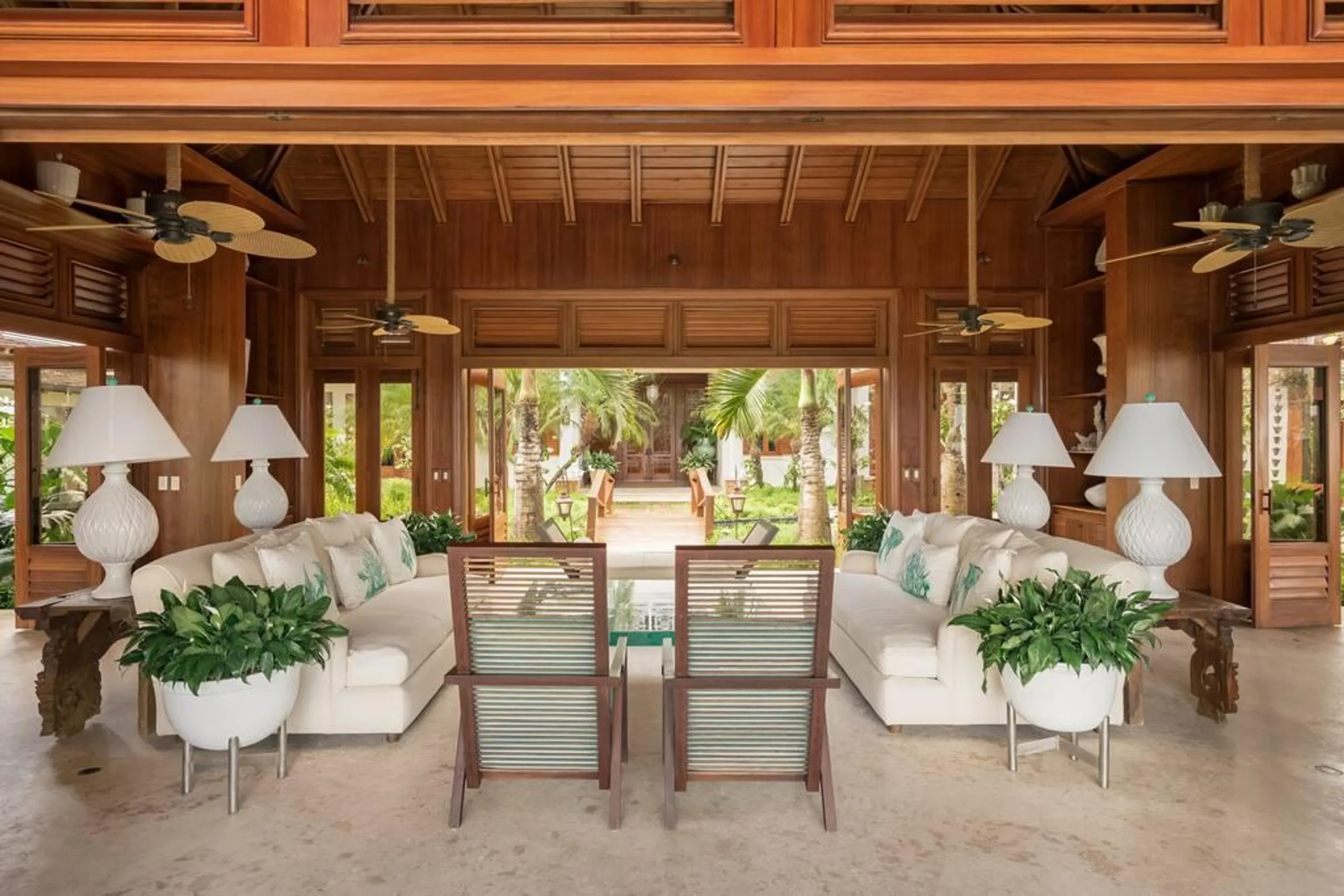 Princely Oceanside Villa with Private Pool and Panoramic Ocean Views — photograph 11
