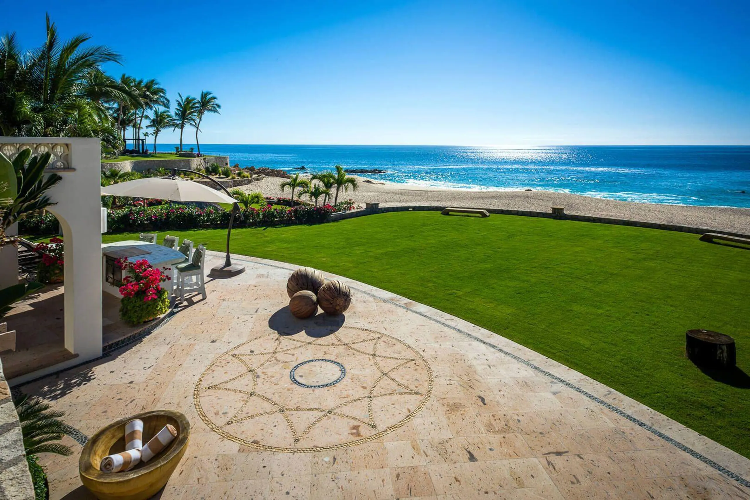 Expansive Palmilla Oceanfront Estate with Private Pool and Ocean Views — photograph 4