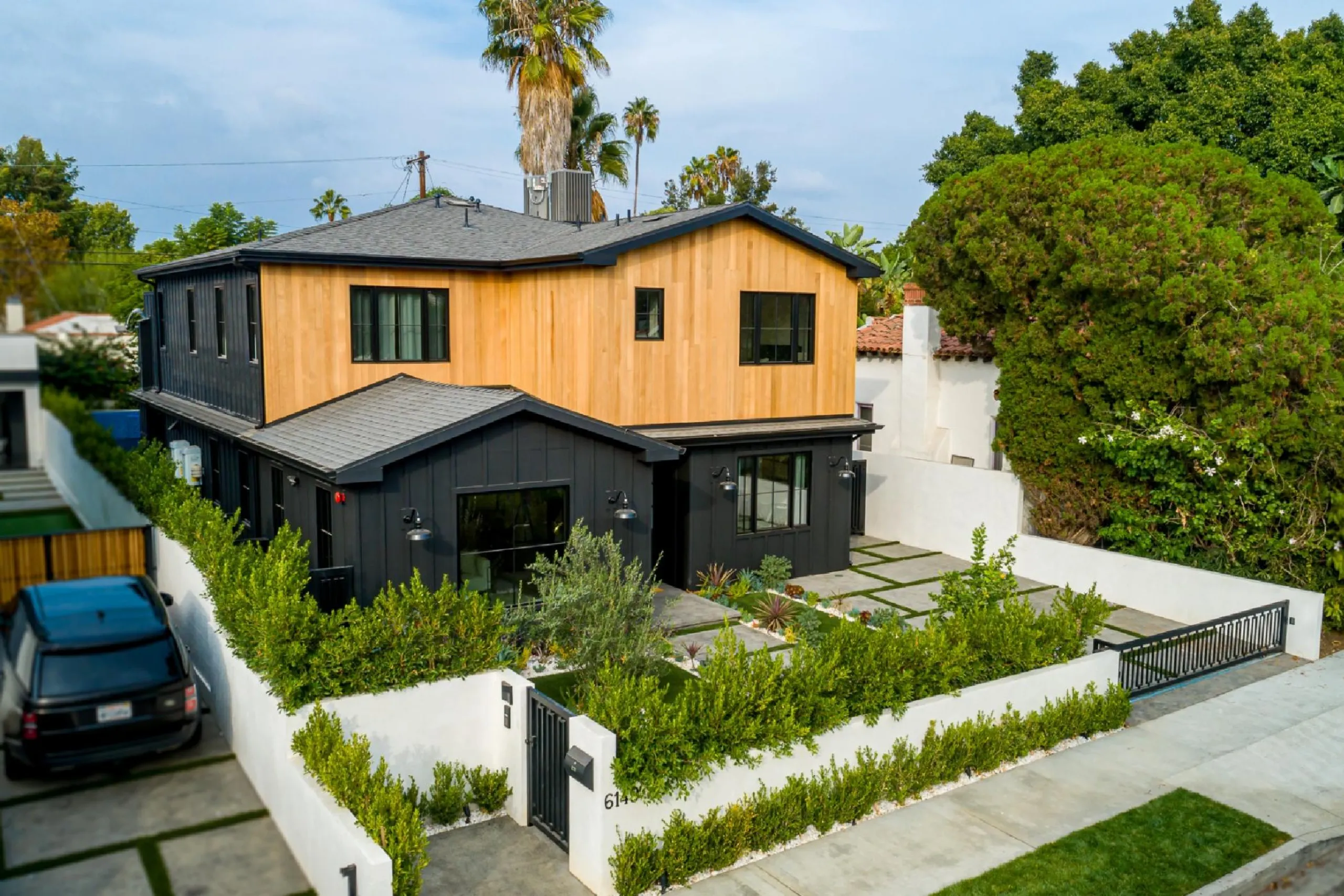 Luxury Modern Farmhouse Estate with Private Waterfall Pool — photograph 2