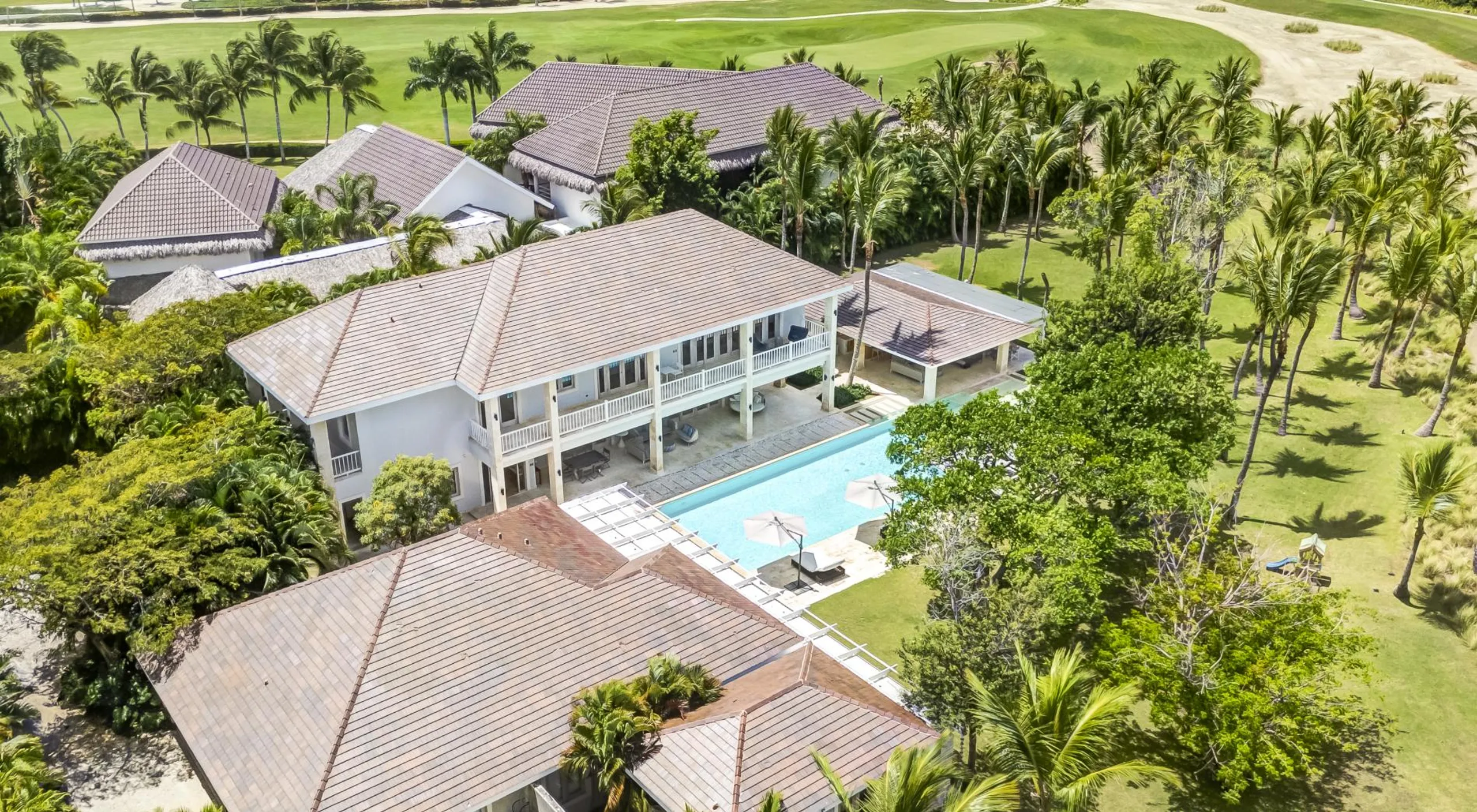 Regal Resort-Style 15 BR Estate with Infinity Pool — photograph 2