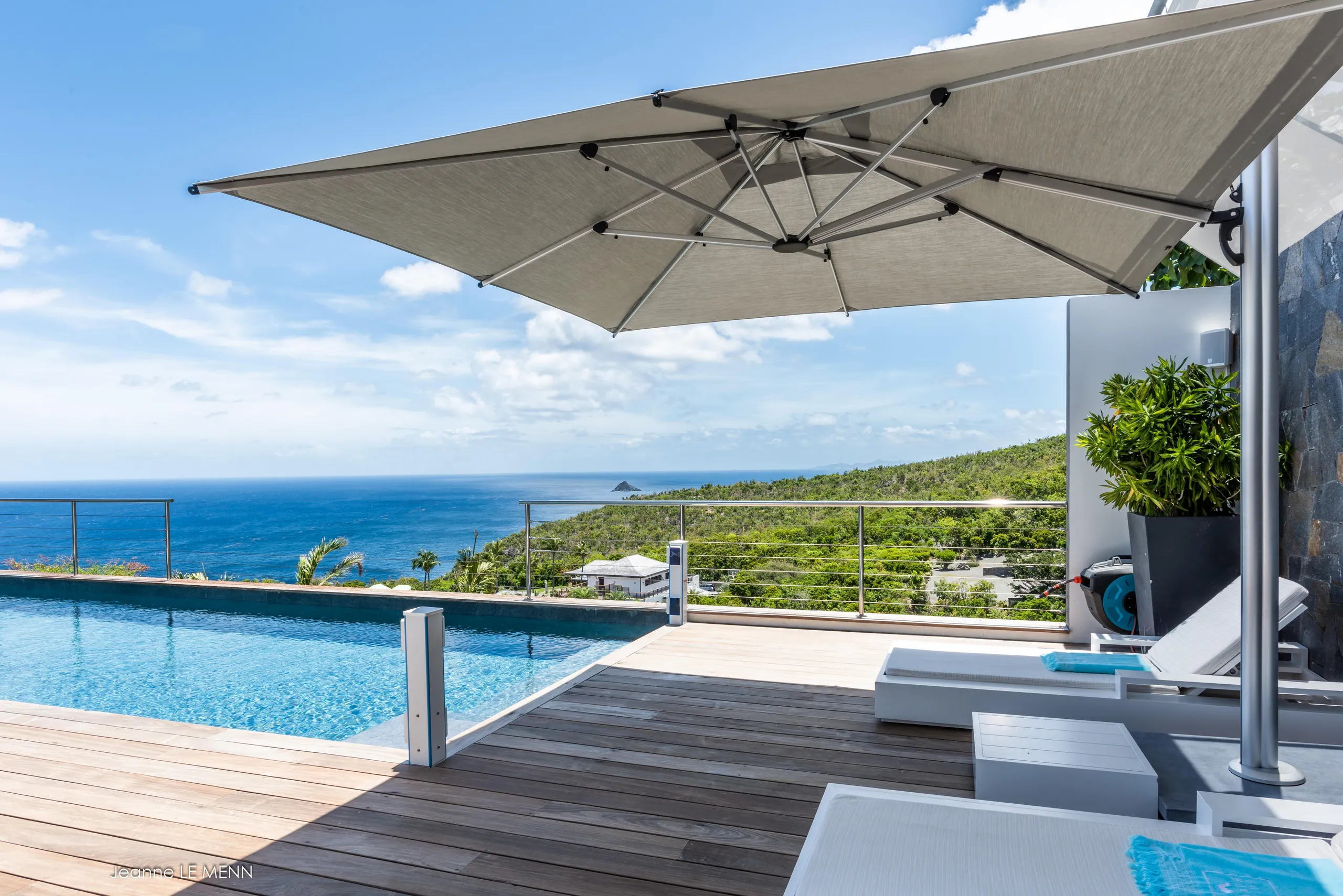 Lavish Oceanside Villa with Private Pool and Outdoor Grill — photograph 3