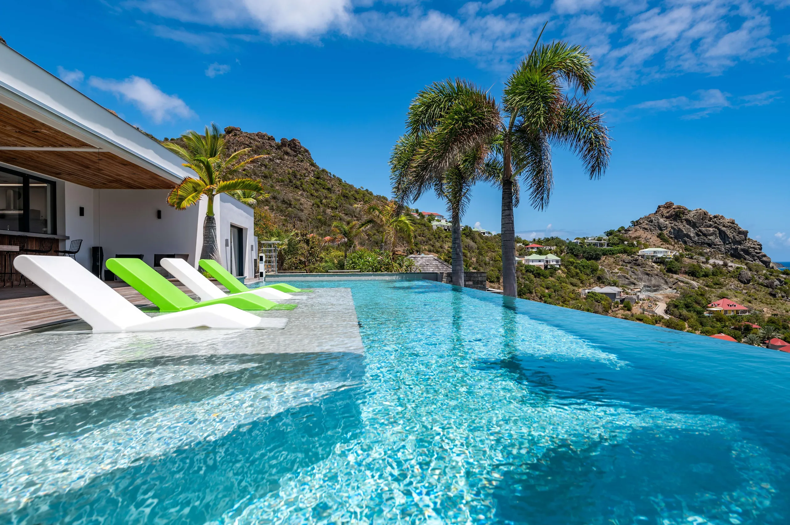 Captivating Majestic Villa with Infinity Pool and Awe-Inspiring Ocean Views — photograph 3