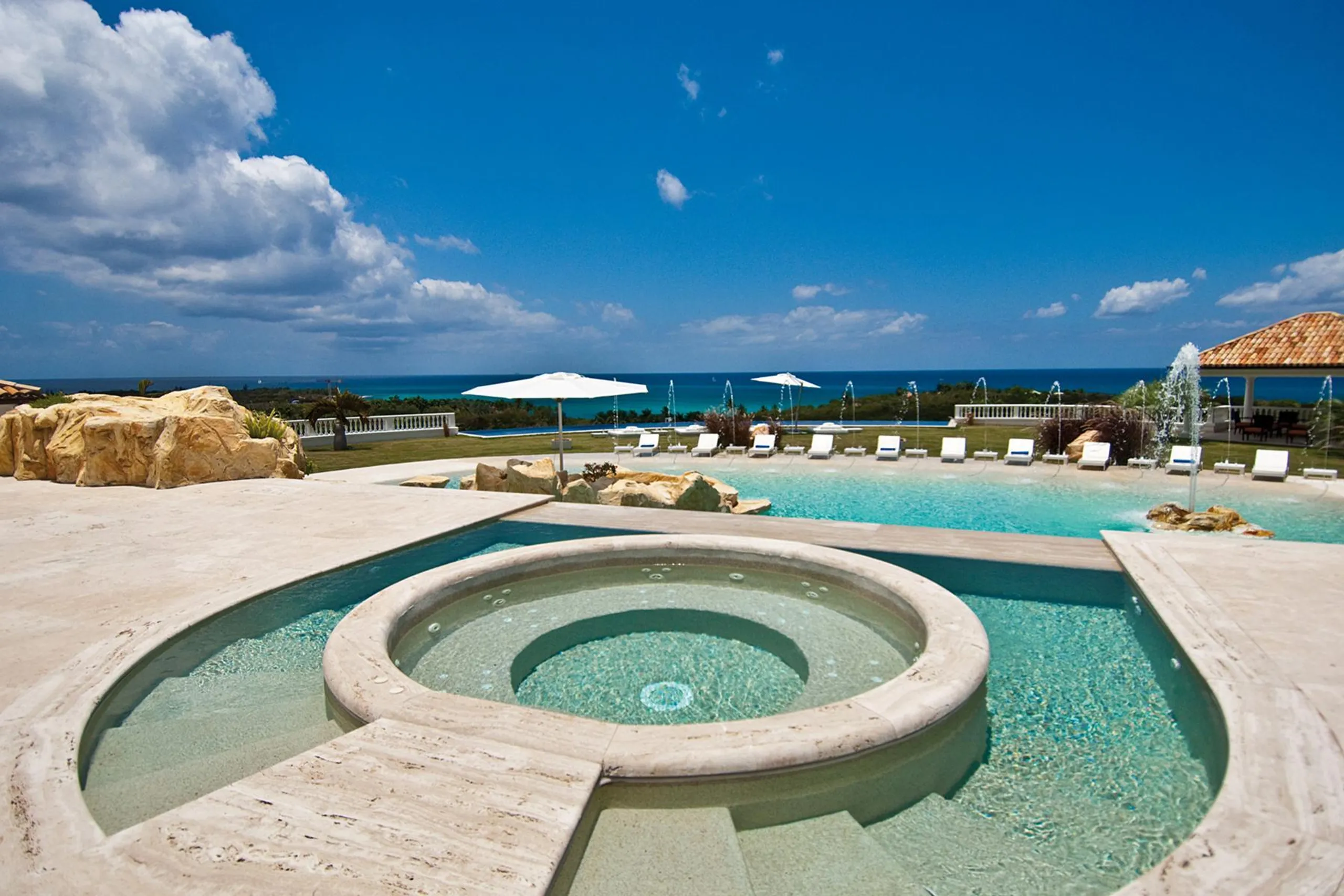 Exclusive Luxe Oasis  with Two Pools and Breathtaking Views of the Caribbean Sea — photograph 7