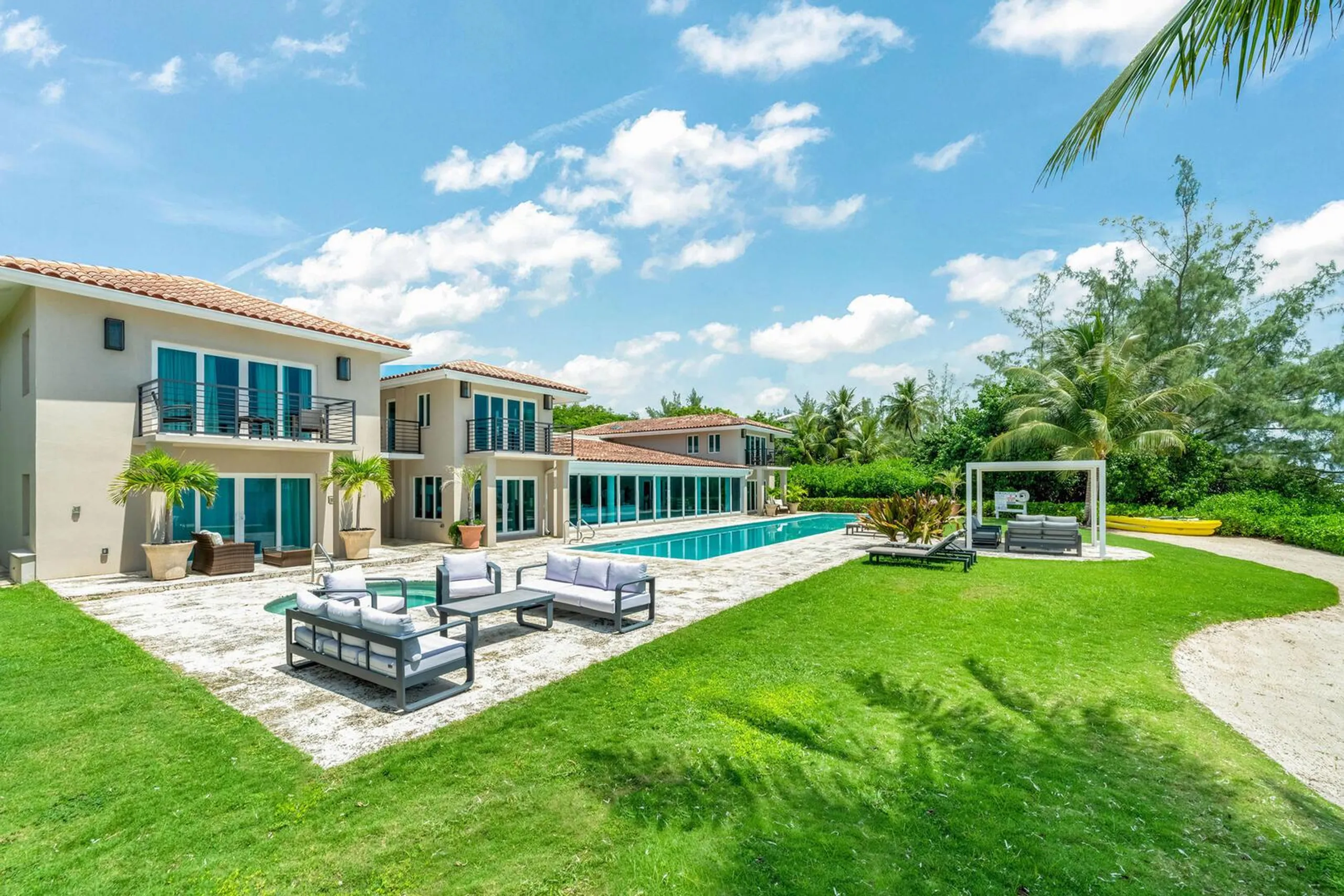 Beachfront Elegance Villa: Caribbean Panorama Views with 75-Foot Private Pool and Hot Tub — photograph 5